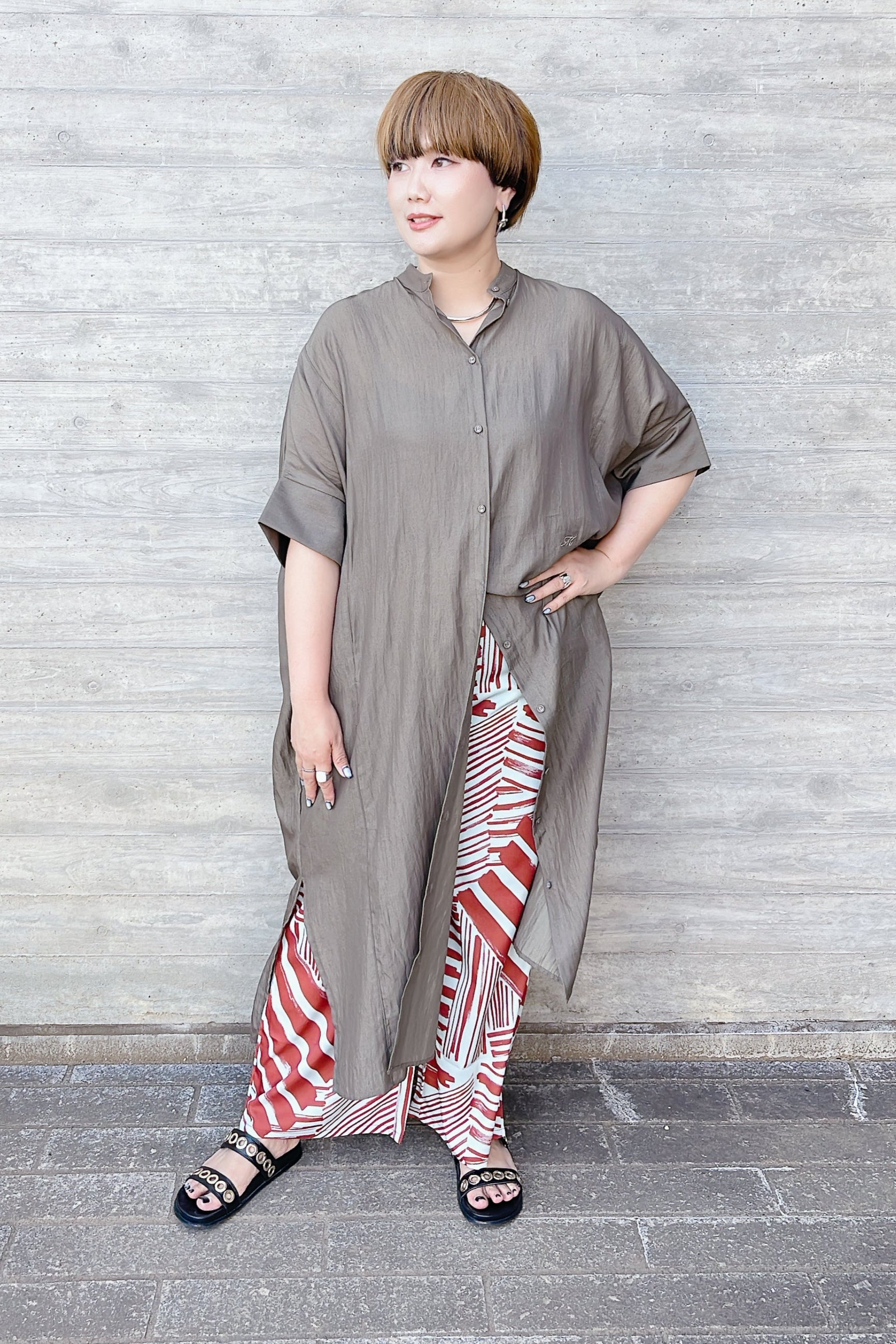 シャツワンピース×柄パンツ最旬スタイル＜カーキ×幾何学柄