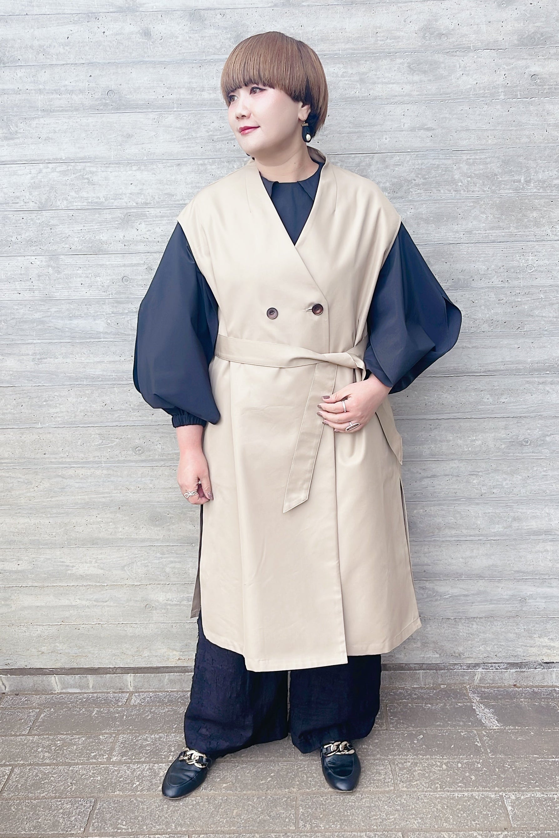 一枚で叶う上品キレイめカジュアル〈フリルブラウス ブラック〉