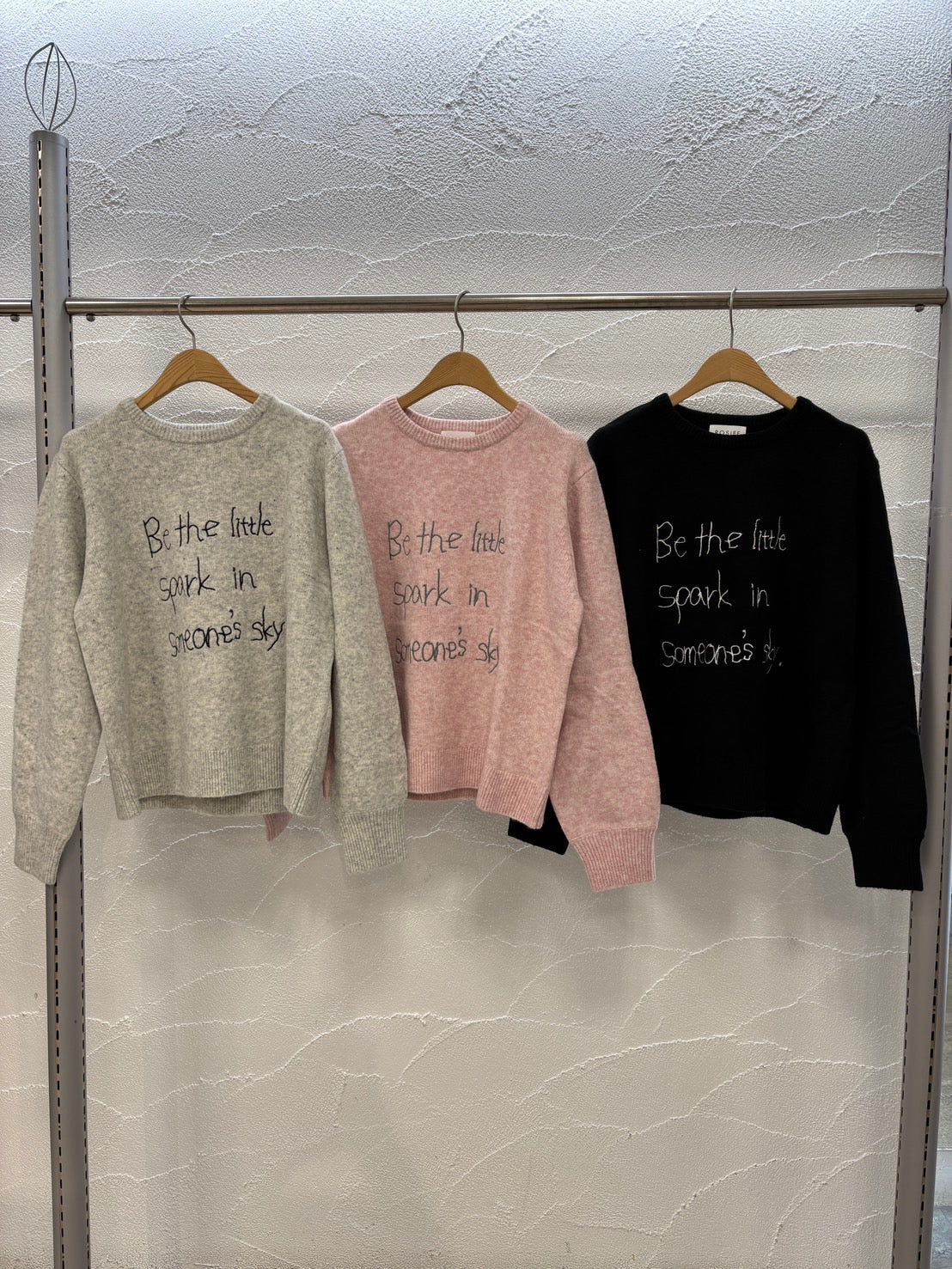 【ROSIEE】手書き風ロゴ刺繡ニット/R791204