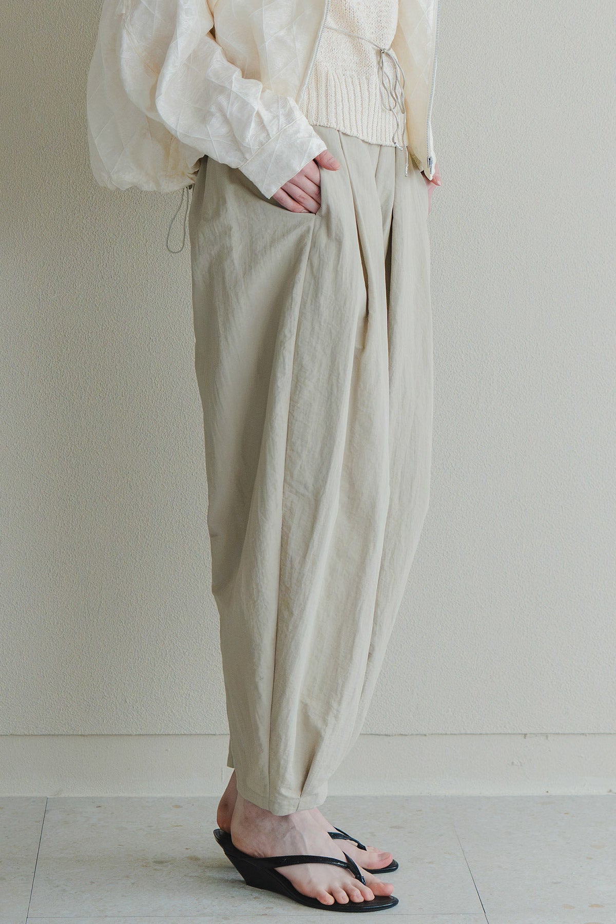 【WHYTO.】タックバレルナイロンパンツ/WHT27HPT4086