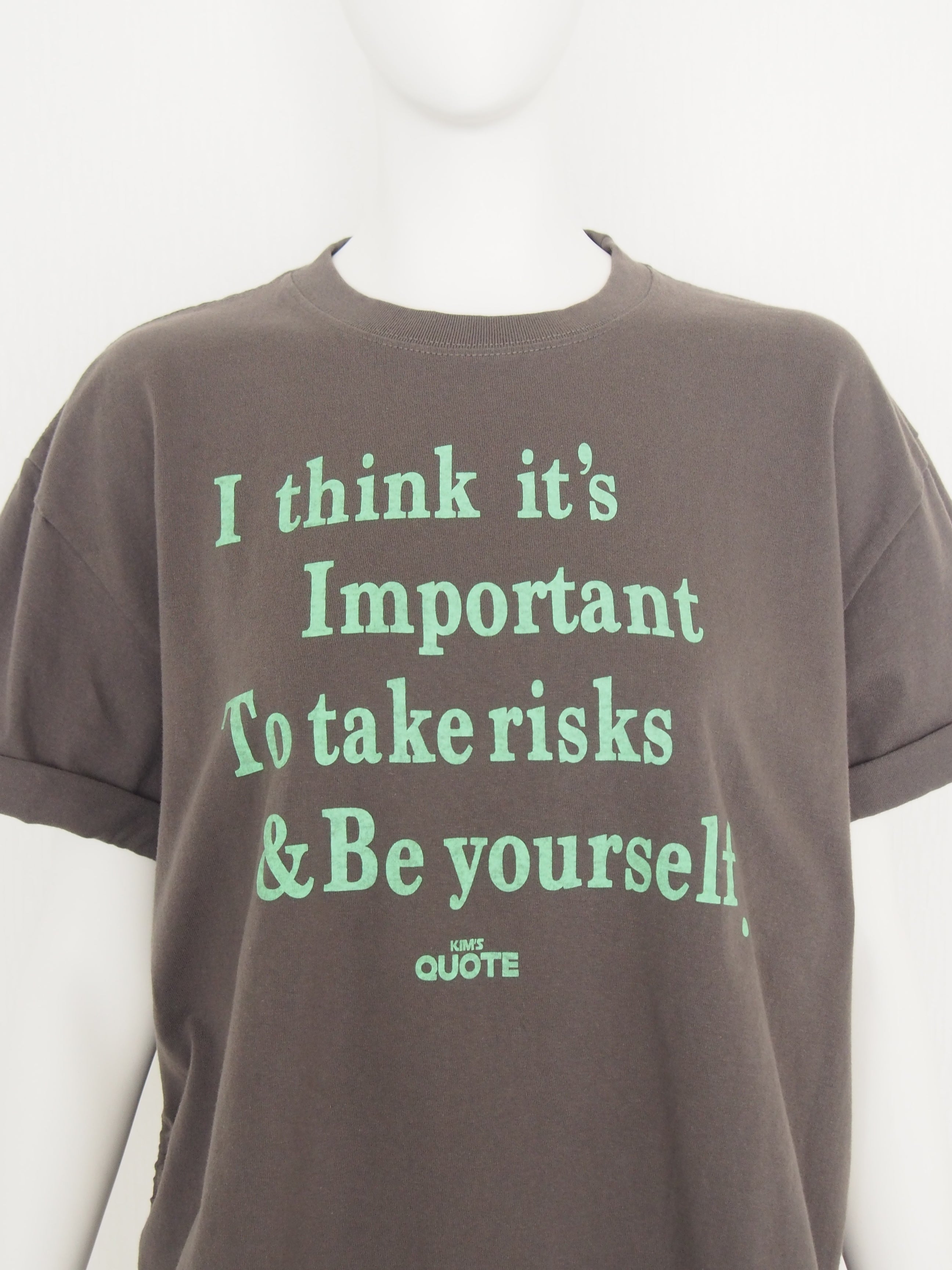 【Ordinary】スピンドルディテールタイポTシャツ/BO26-521T