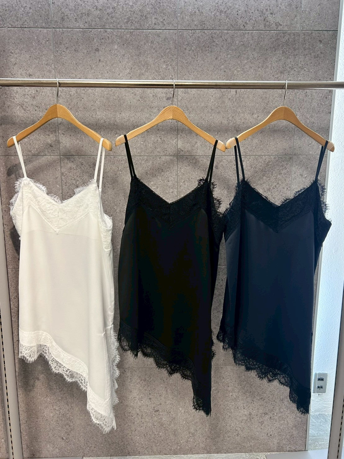 【再入荷予約】【ROSIEE】アシメントリーサテンレースキャミワンピース/R783239