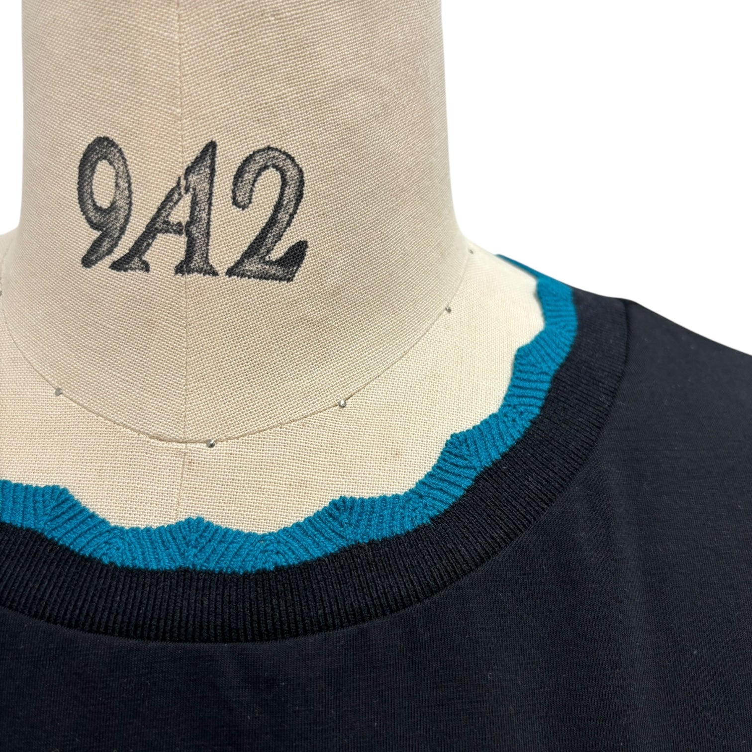 【ayane】襟ぐりニットロゴロンT/816308