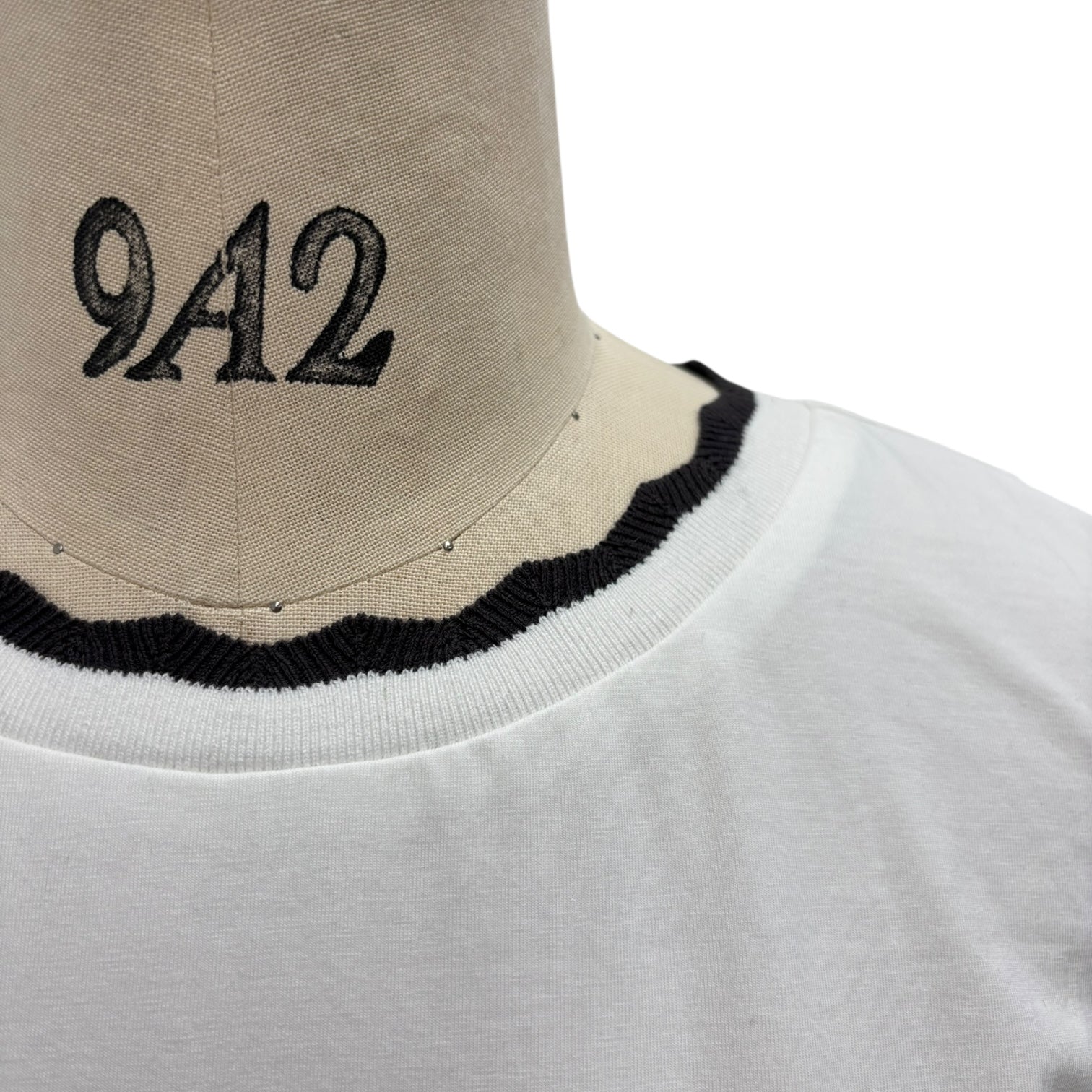 【ayane】襟ぐりニットロゴロンT/816308