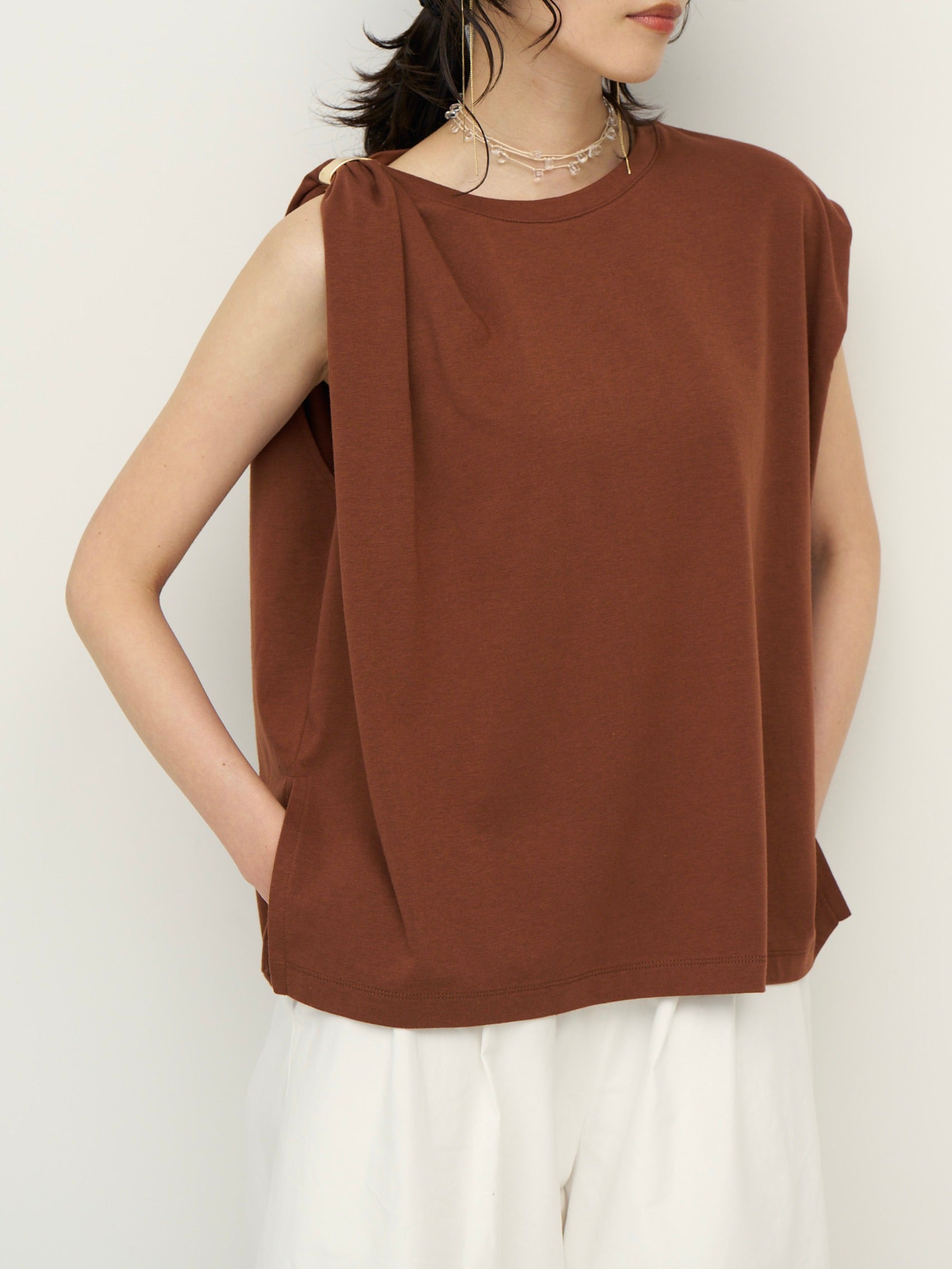 【CHIGNON】メタルクリップ付きタックトップス/8262-398GS