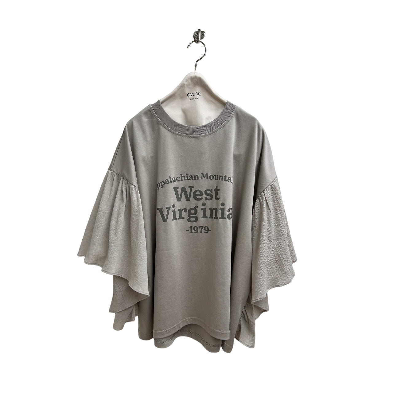 【ayane】ひらひらスリーブロゴTシャツ/826516