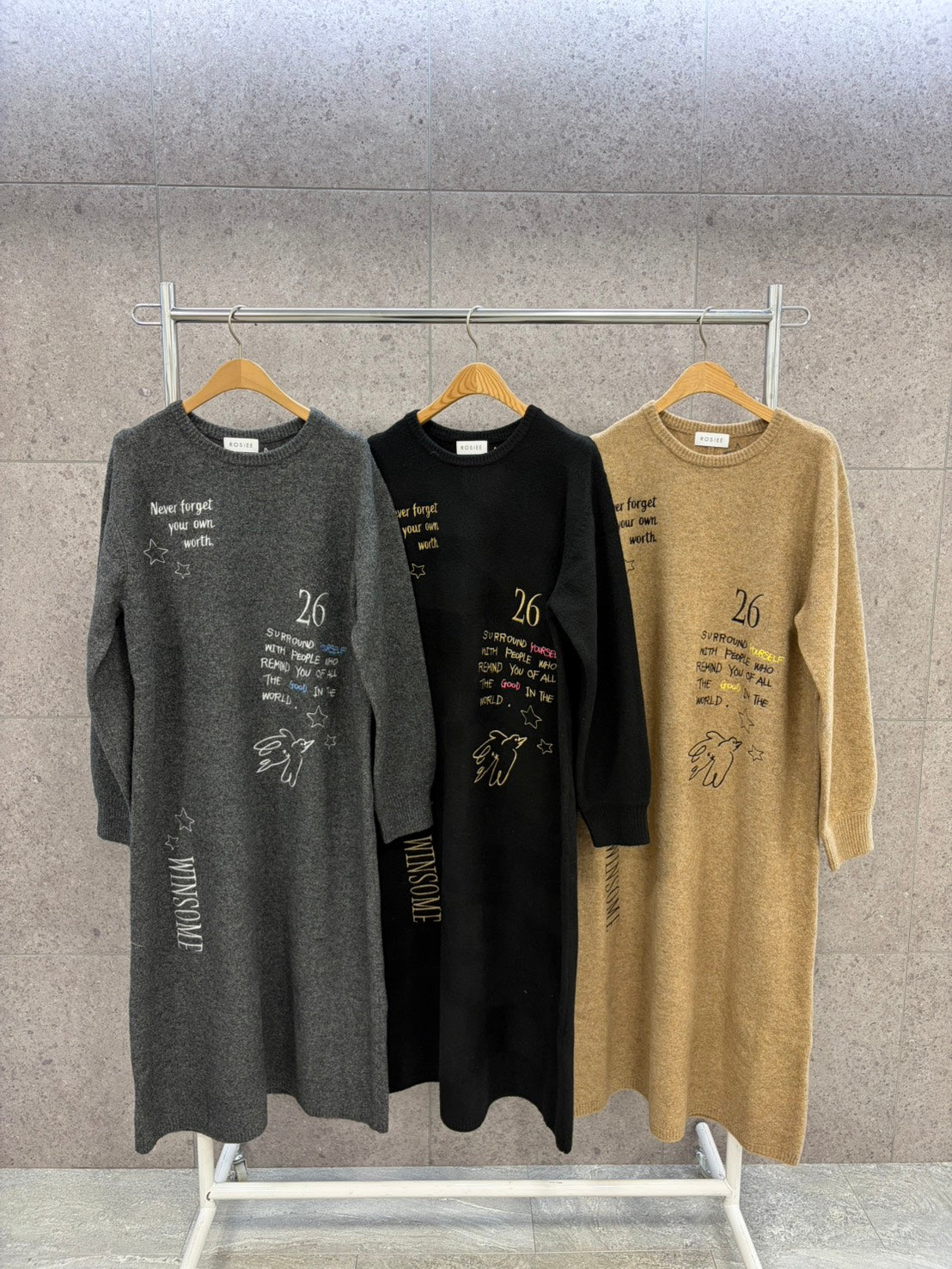 【ROSIEE】レタリング刺繡ニットワンピース/R891203