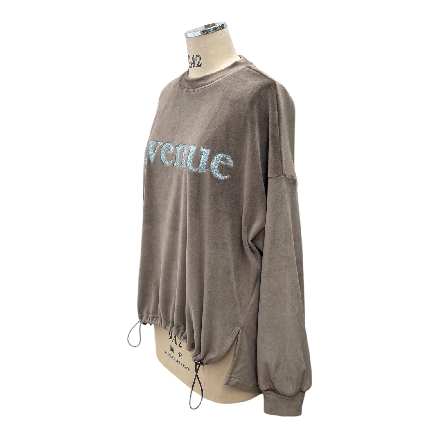 【ayane】両面フリースラメ入りロゴプルオーバー/ 895120