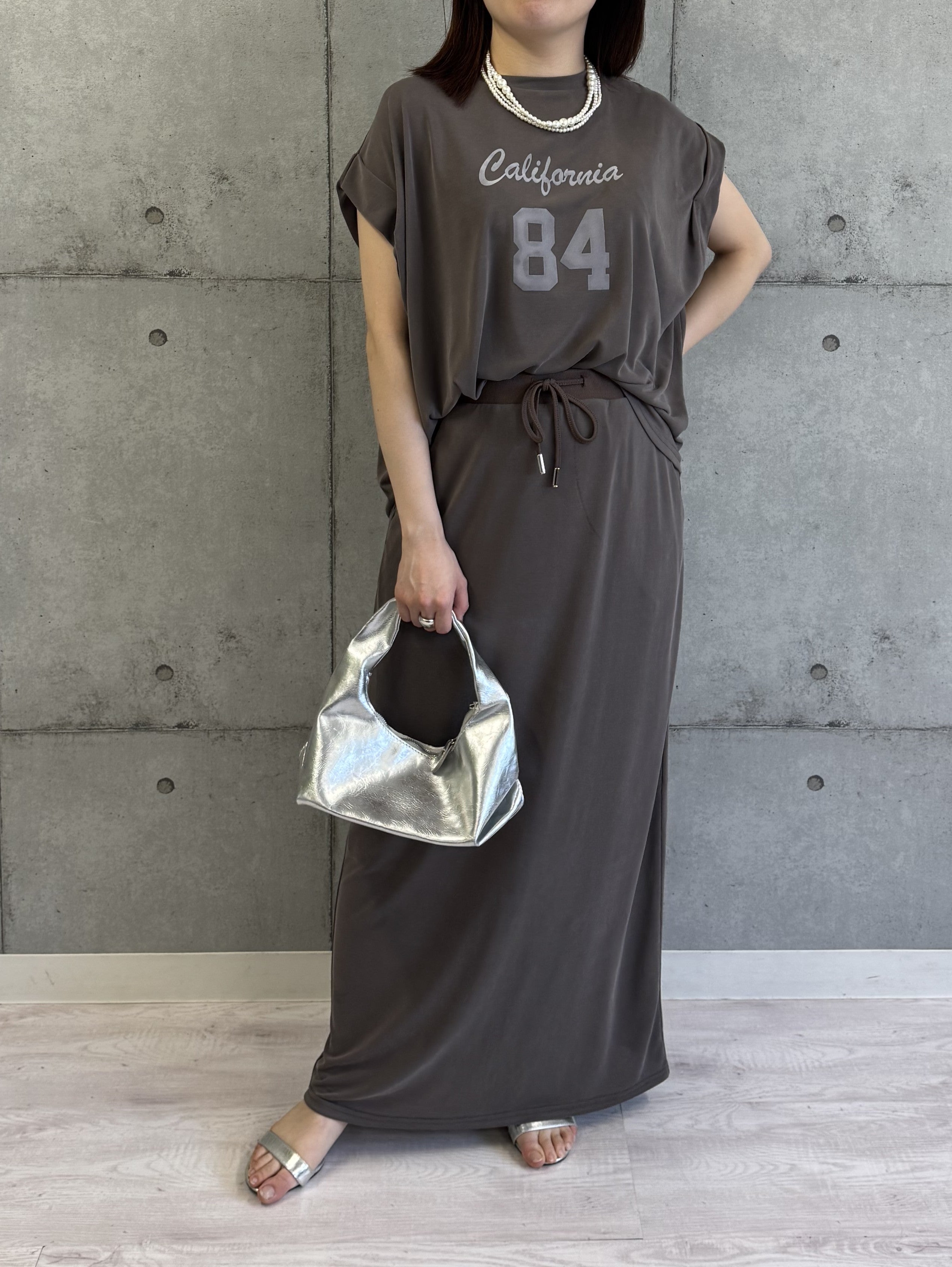 【ROSIEE】ソフトな風合いフロッキー肩タックプリントTシャツ/R810304