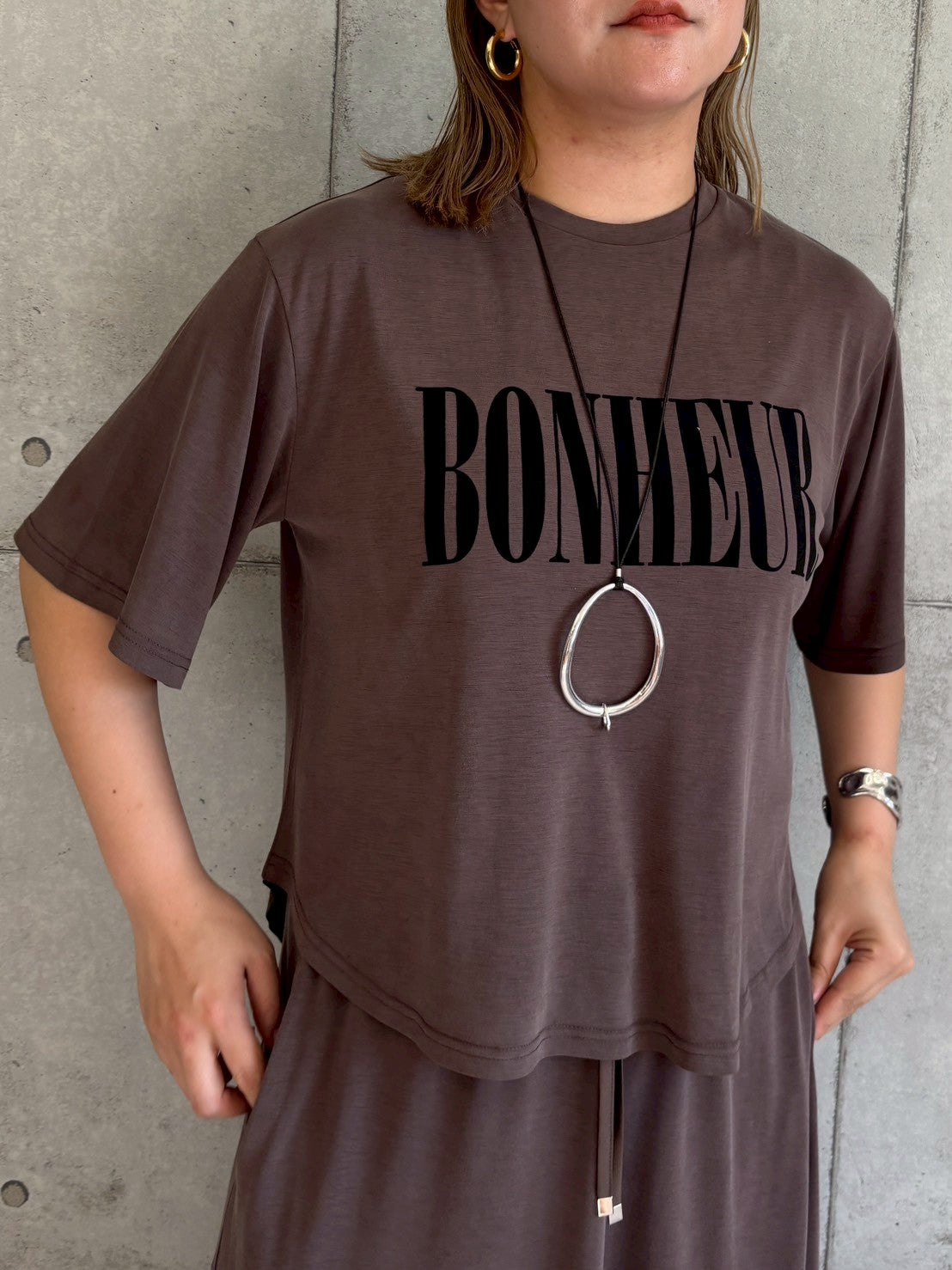【ROSIEE】ソフトな風合いフロッキープリントTシャツ/R753250