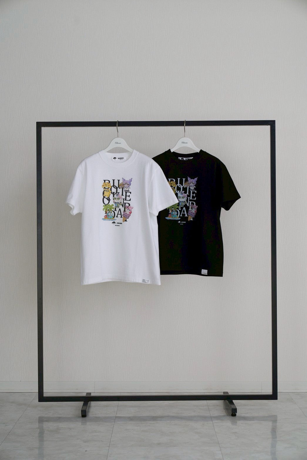 【Ordinary】Ordinaryミーツスリーアーティストコラボレーションズ ランダムタイポTシャツキッズ/BO26-542T