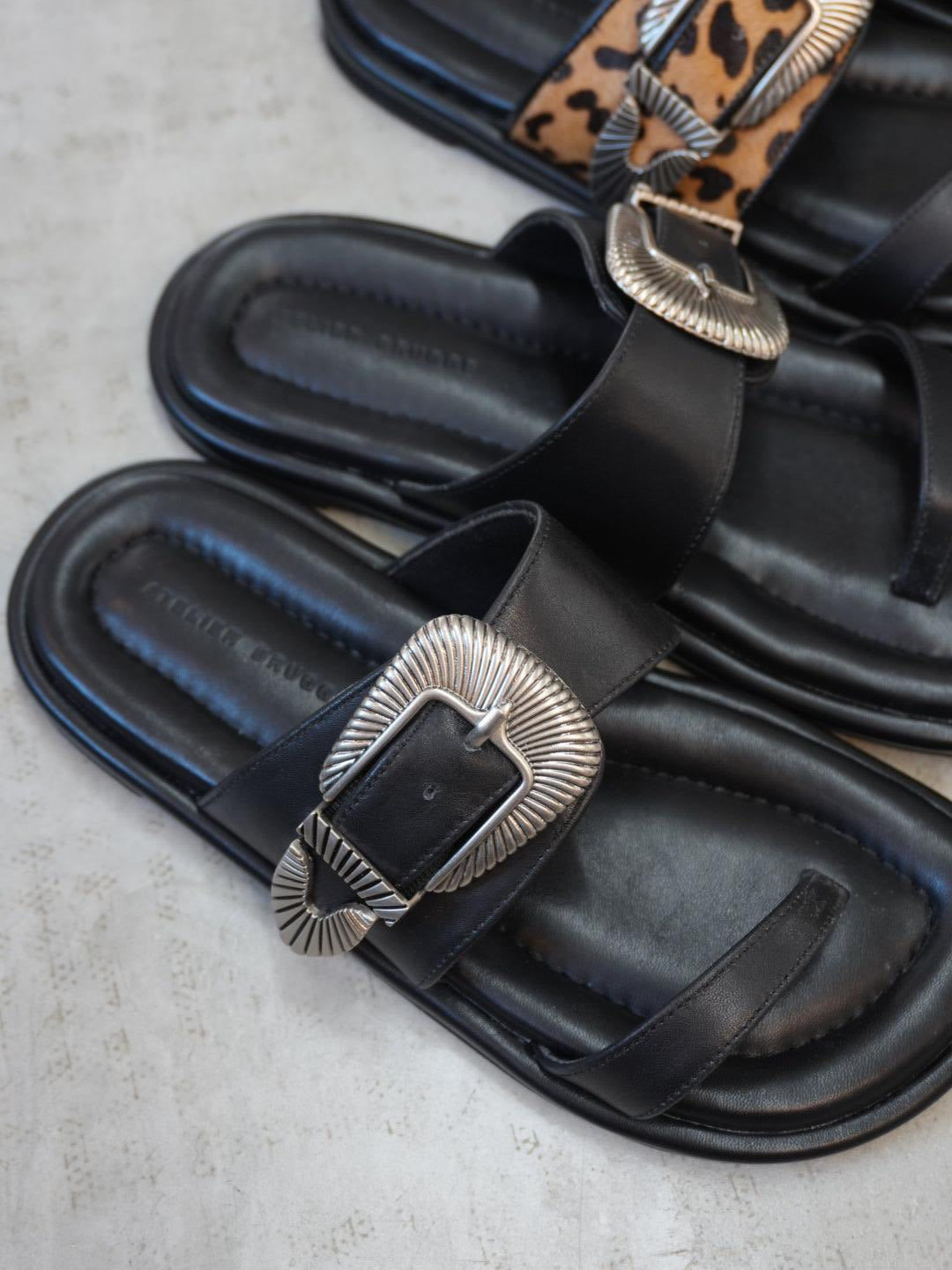 【ATELIER BRUGGE】ウェスタンバックルトングサンダル/26ISM-37H/26ISM-37