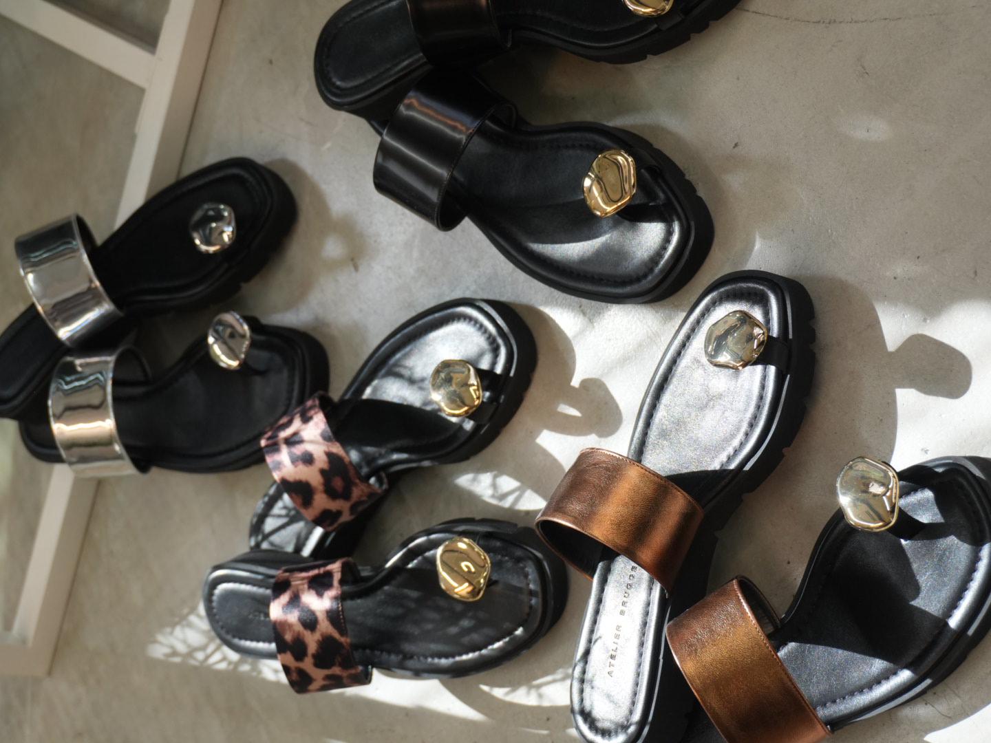 【ATELIER BRUGGE】メタルプレートトングサンダル/26SN-24