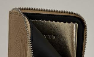 【WYTE】ペイズリーエンボスコンパクトウォレット/11-90392