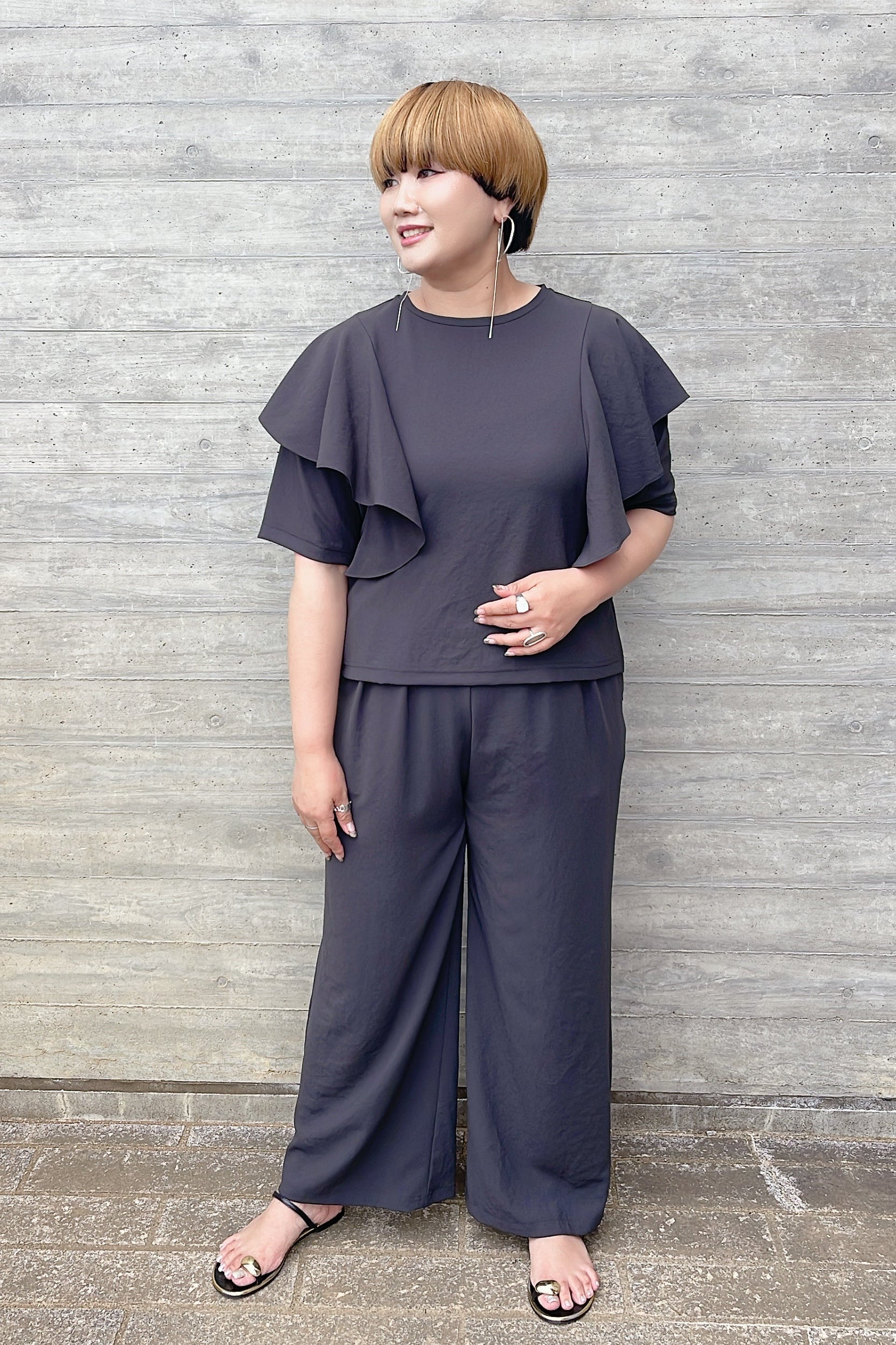 大人気素材ジョーゼット&ストレッチシフォン新型オススメ〈ジョーゼットフレア袖ブラウス×ジョーゼットタックワイドパンツ〉