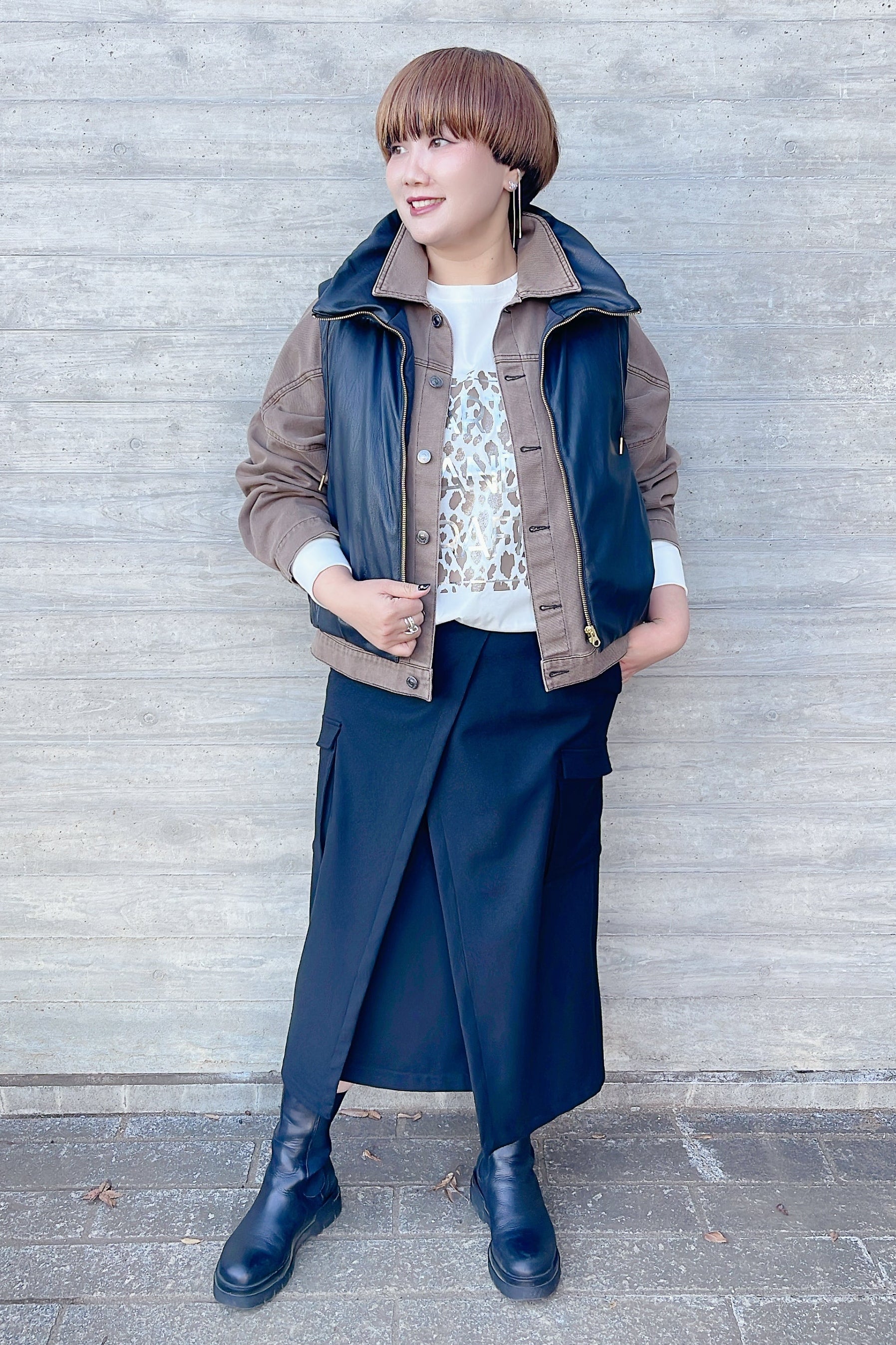 アウター重ね着テク〈デニムジャケット×レザーベスト〉