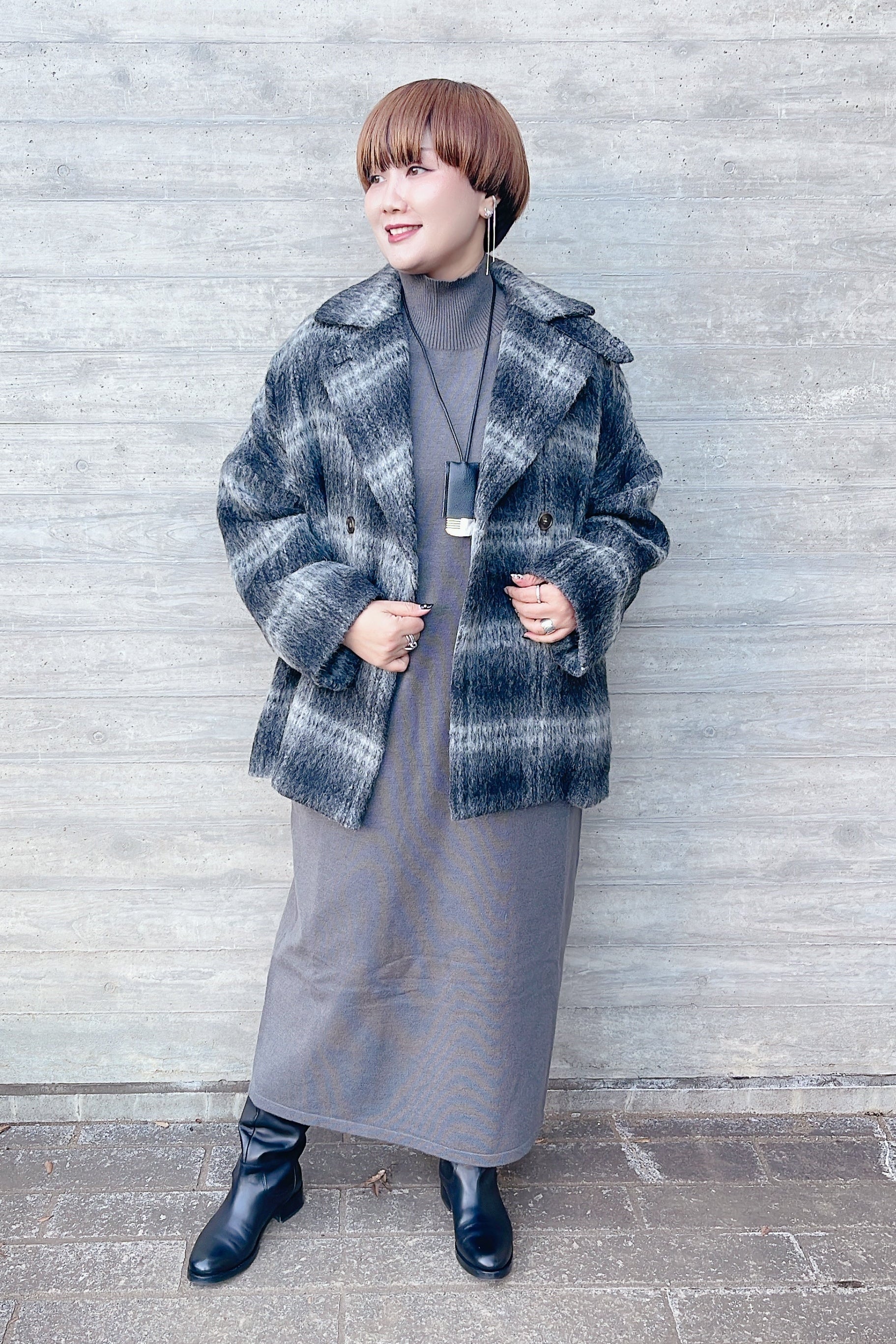 1base-3outfitsワントーンコーデにチェック柄プラス〈チェックシャギーコート〉