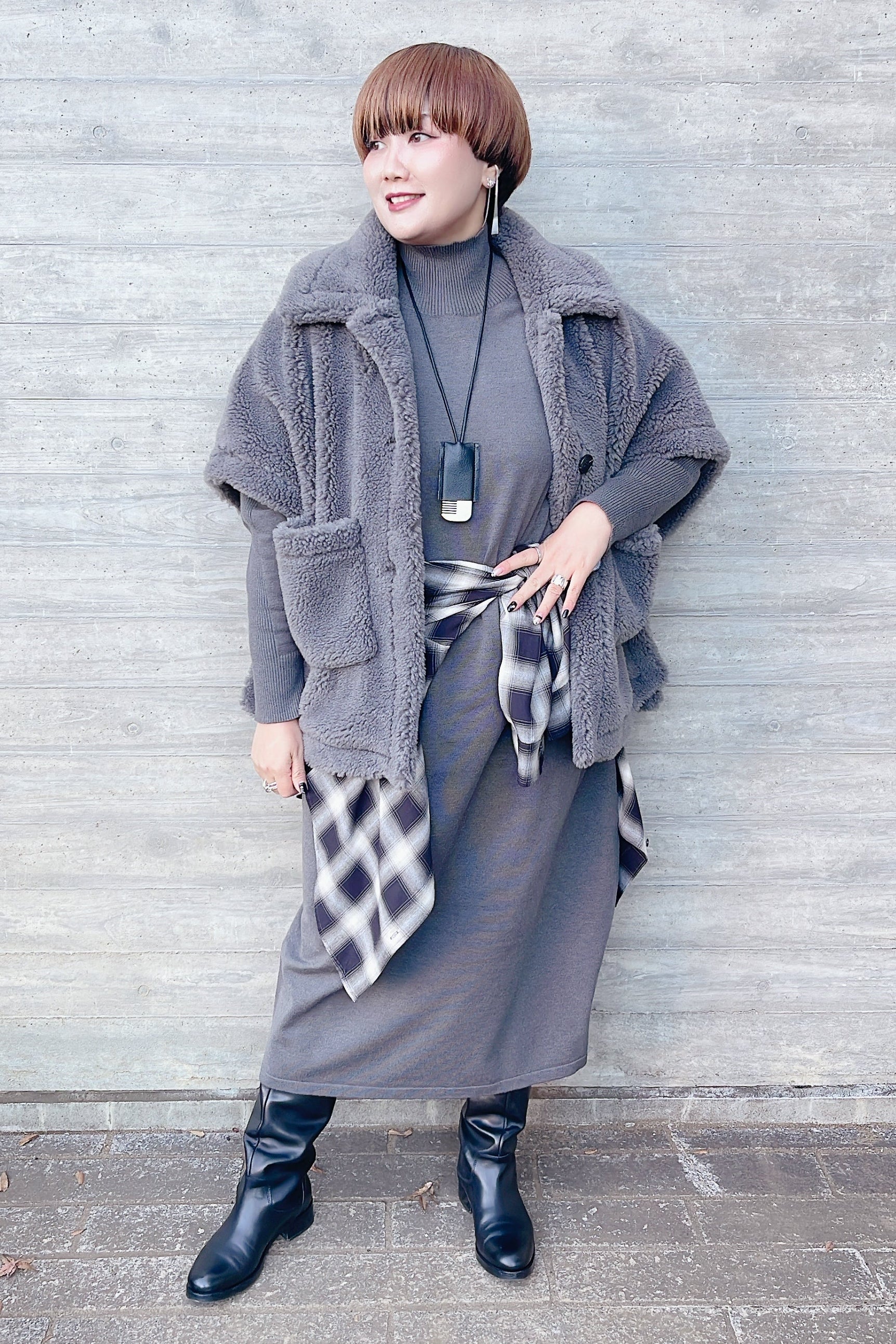 1base-3outfitsワントーンコーデにチェック柄プラス〈チェックシャツ×ボアポンチョ〉