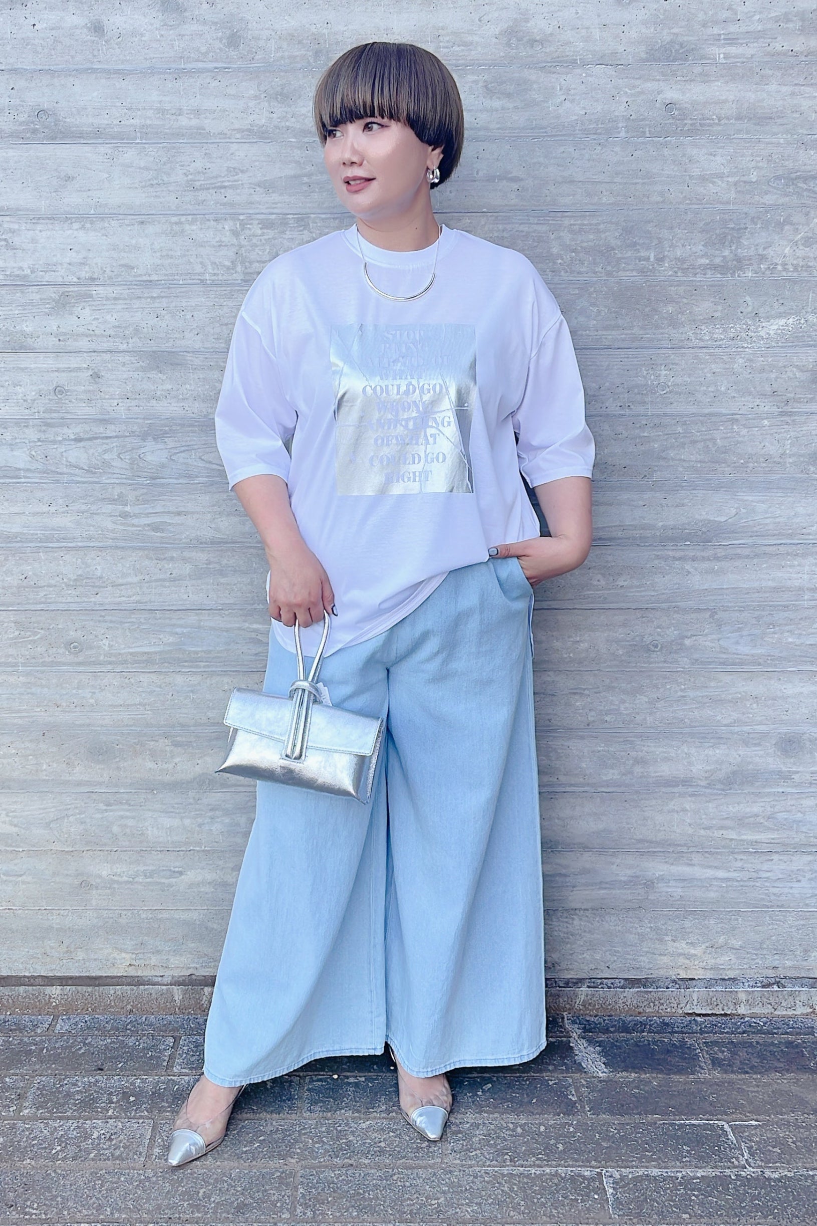 ロゴT大人の夏コーデ〈箔プリントTシャツ〉