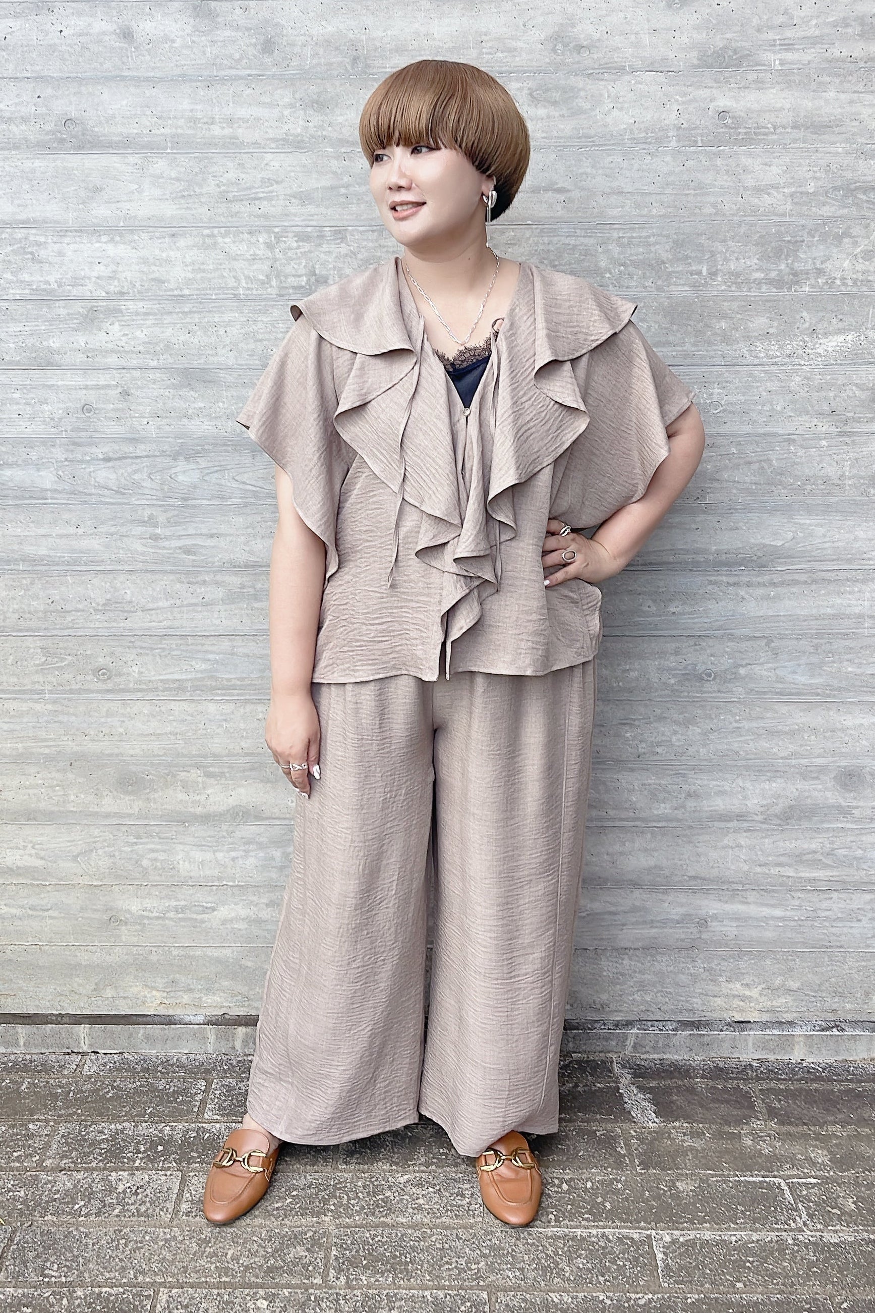 秋まで活躍できる最強セットアップ〈ブラウス×タックワイドパンツ〉