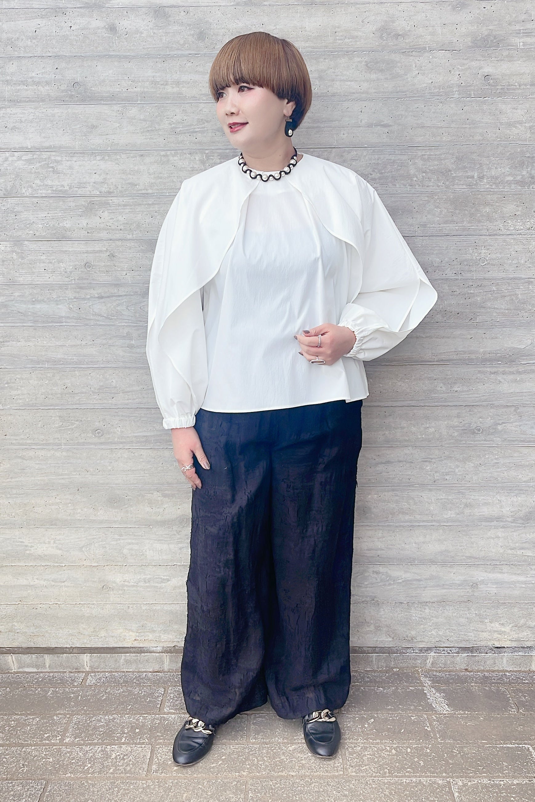 一枚で叶う上品キレイめカジュアル〈フリルブラウス オフホワイト〉