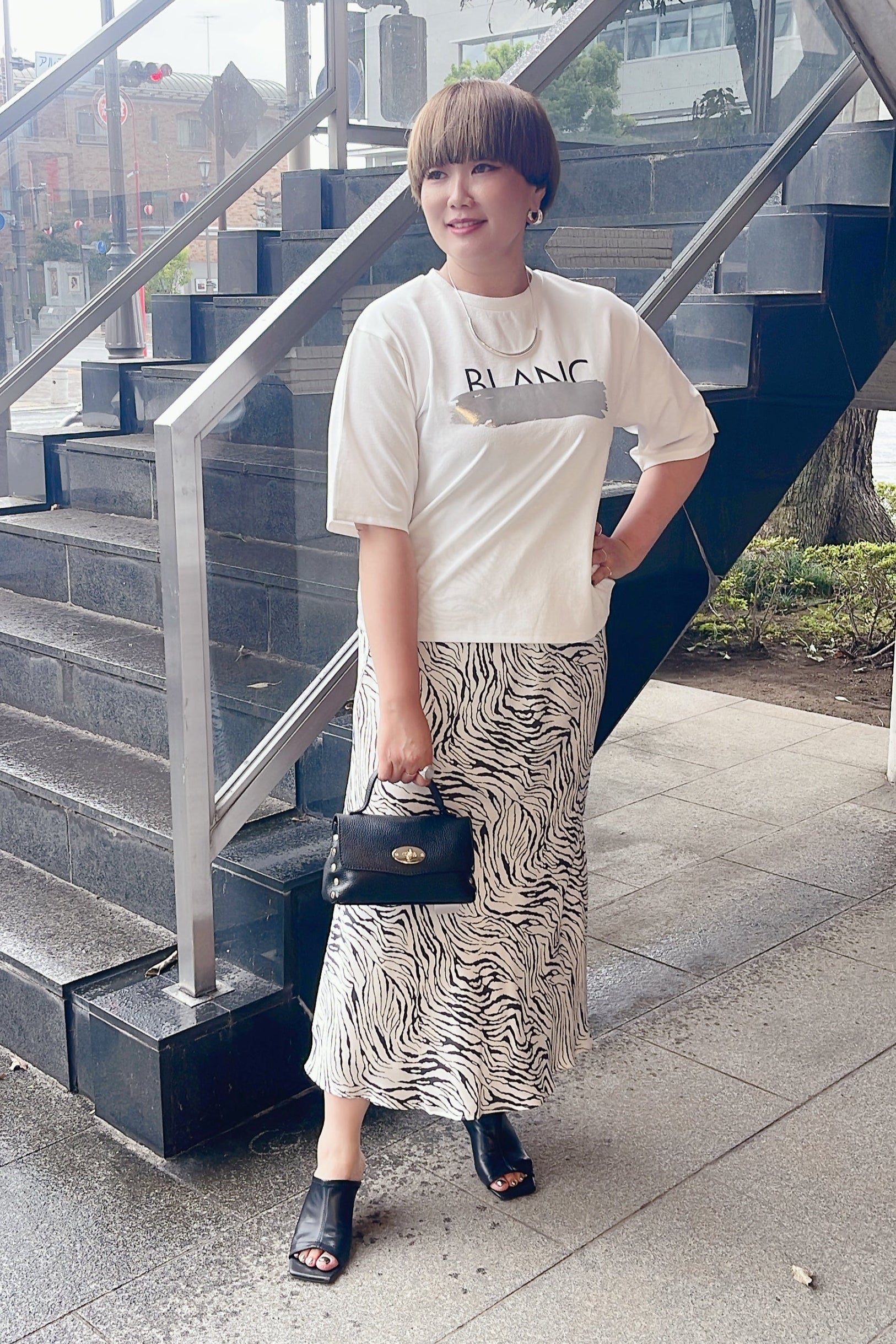 マンネリロゴTシャツコーデ〈ロゴT×ゼブラバイアススカート〉