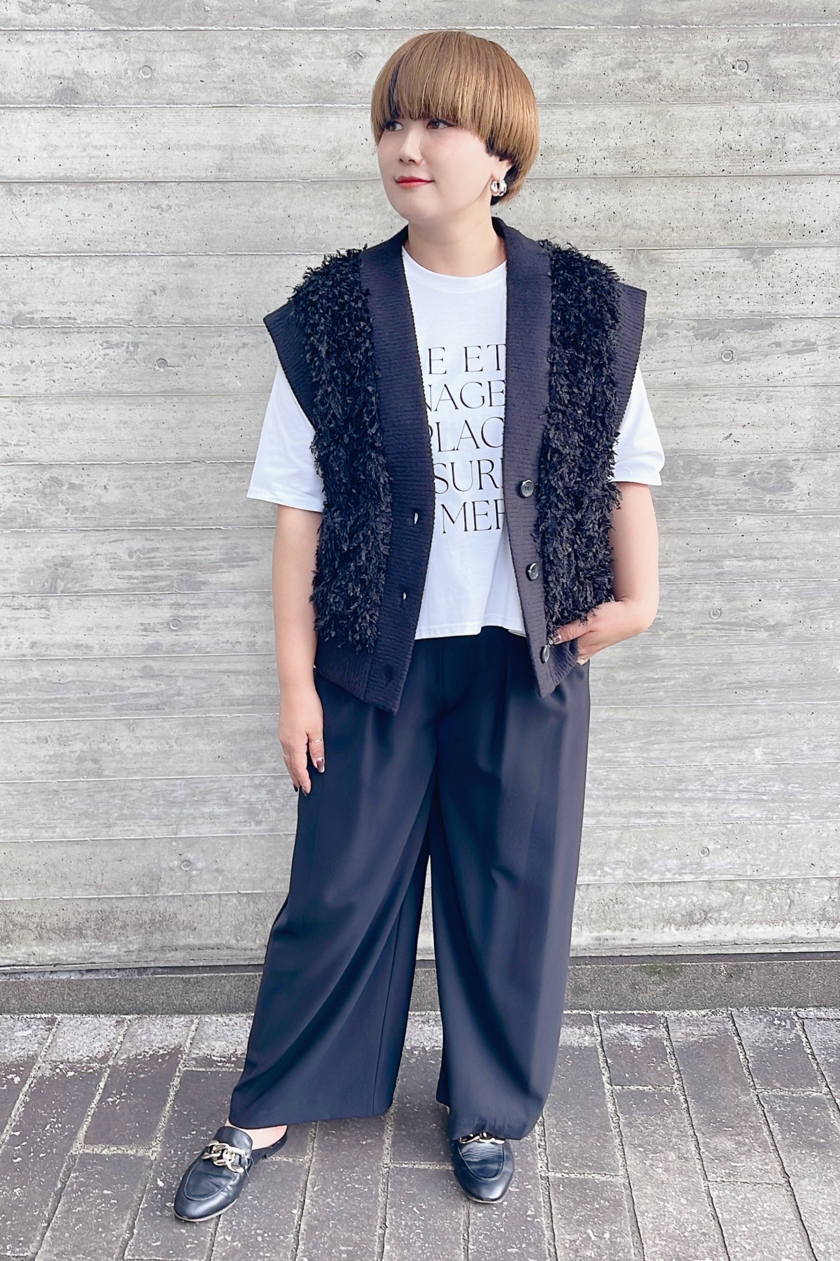 シャギーで作る晩夏初秋の大人モノトーン〈テープヤーンベスト〉