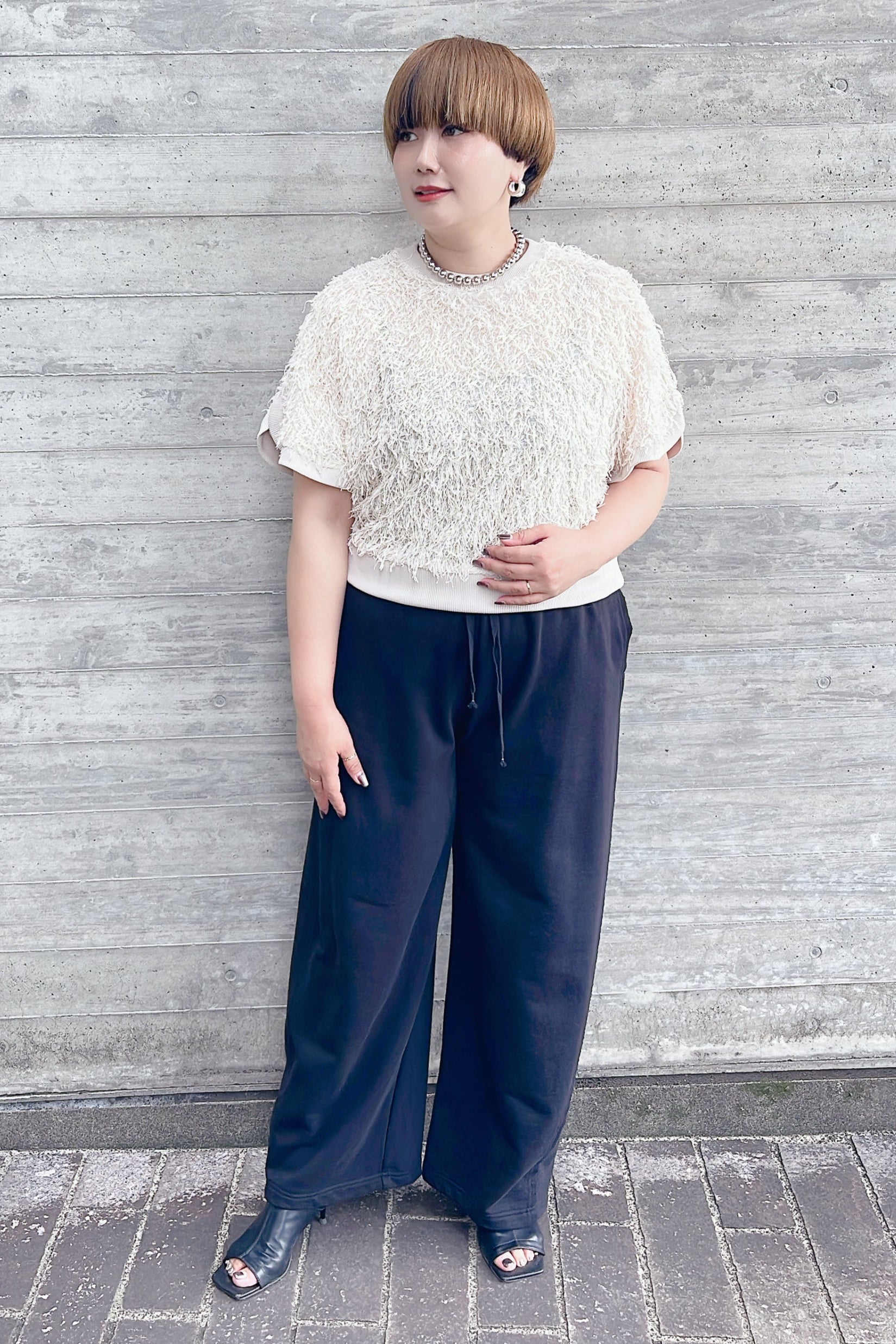 シャギーで作る晩夏初秋の大人モノトーン〈フリンジカットソー〉