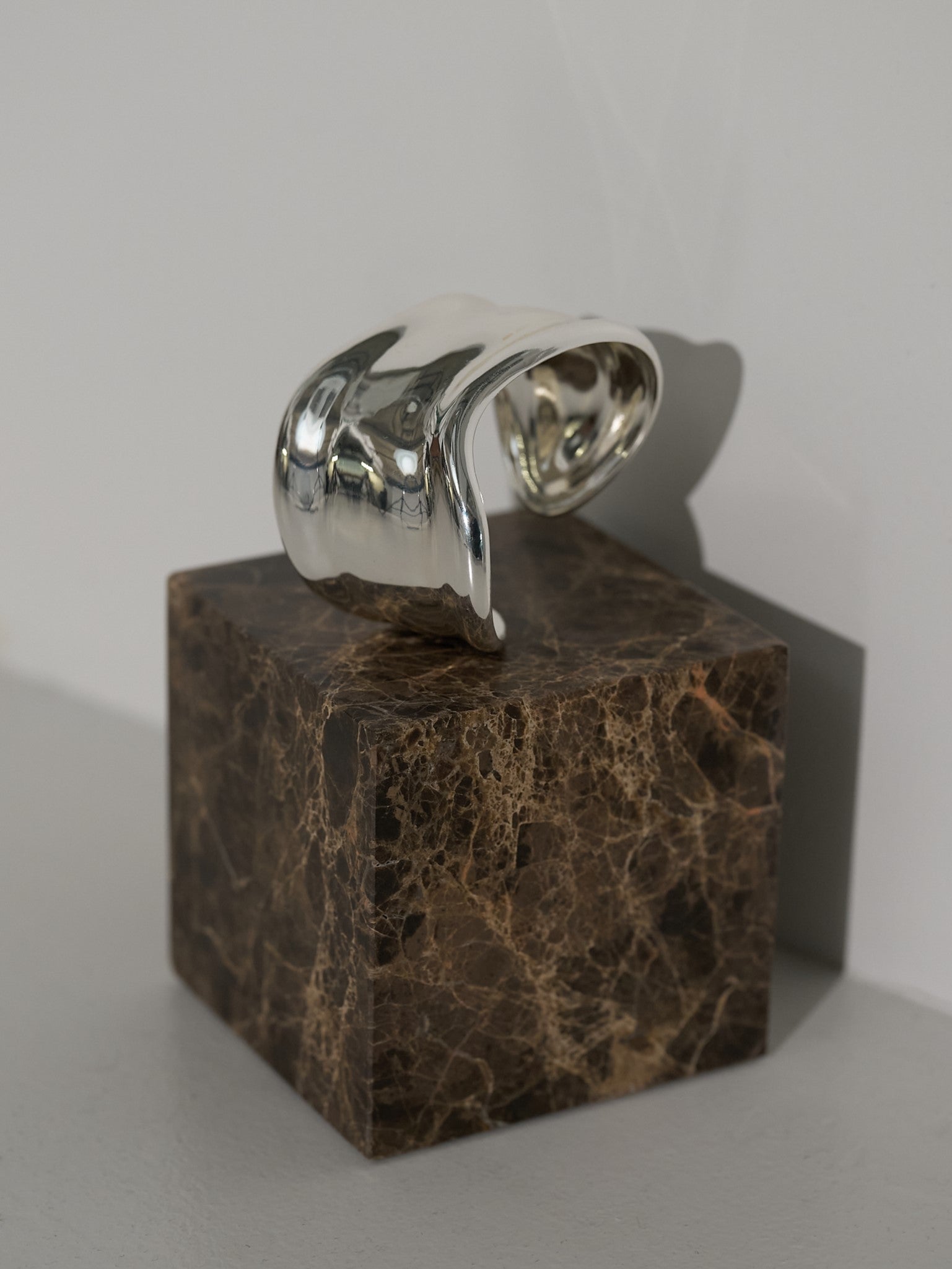 【CHIGNON】幅広ウェーブバングル/0061-125RT