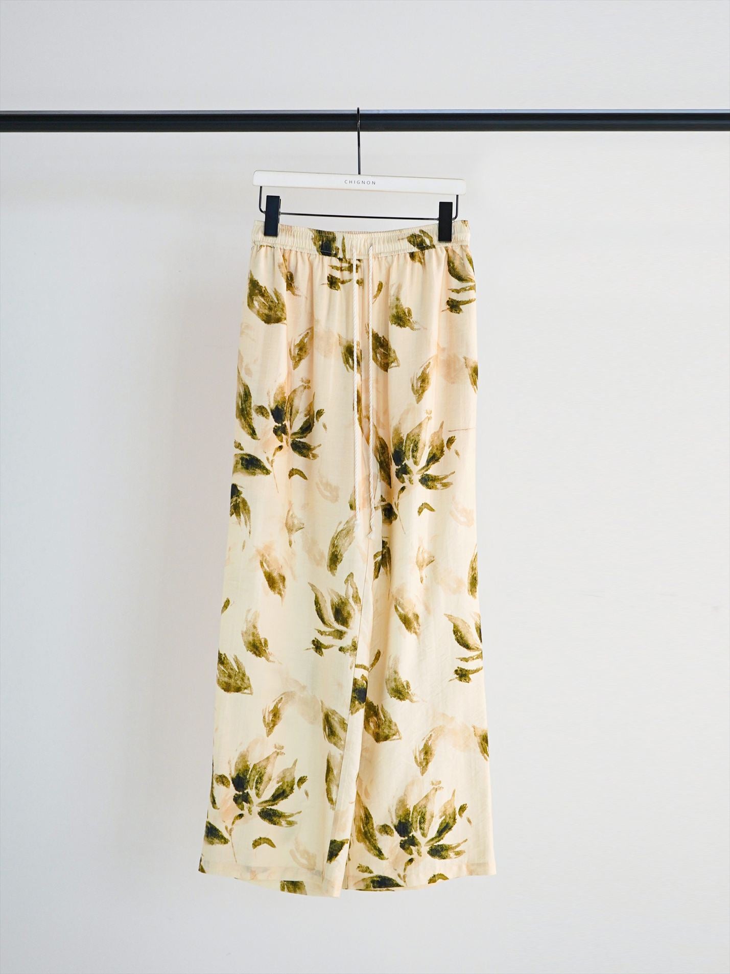 【CHIGNON】フラワープリントイージパンツ/3961-020KK
