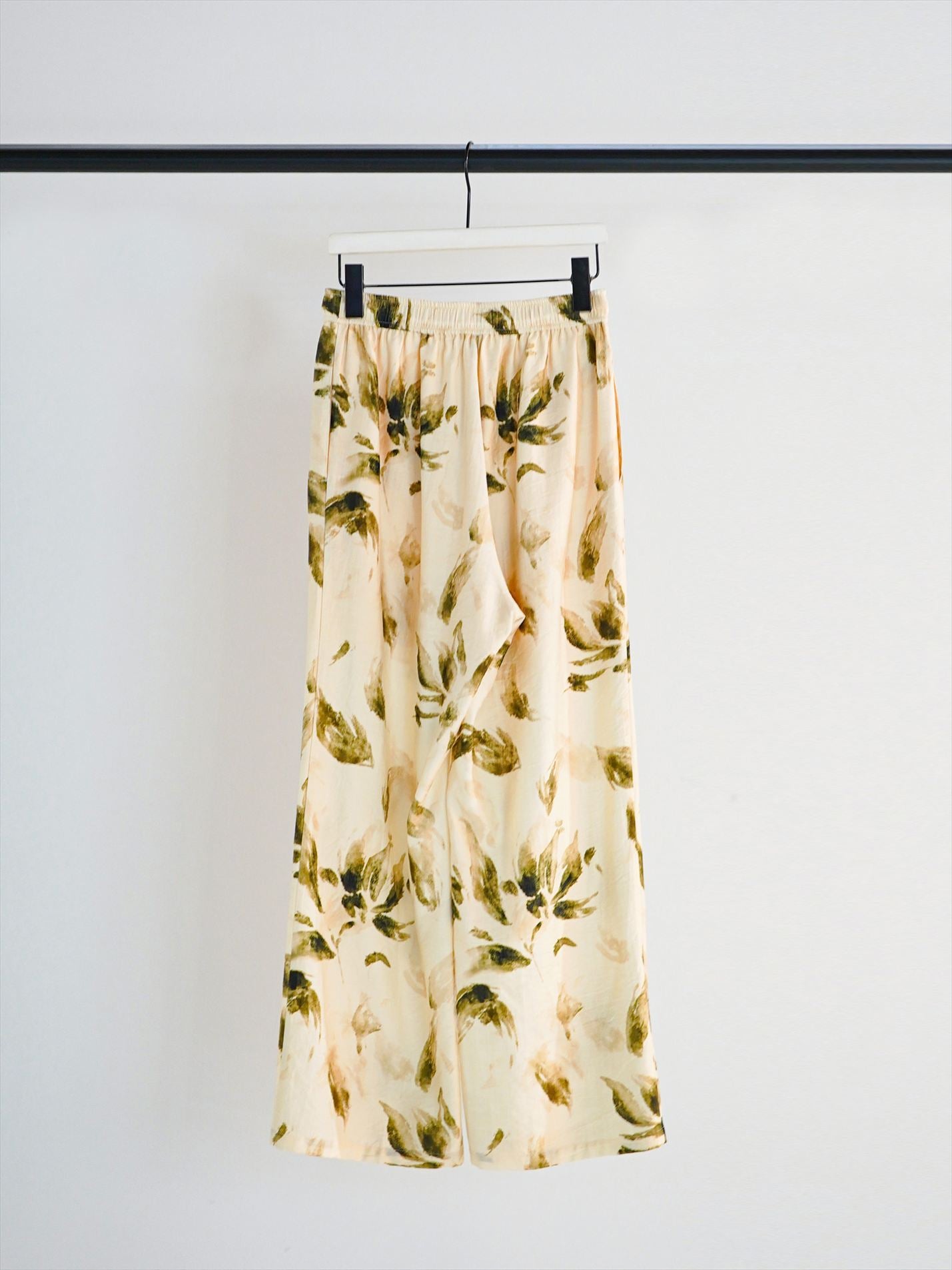 【CHIGNON】フラワープリントイージパンツ/3961-020KK