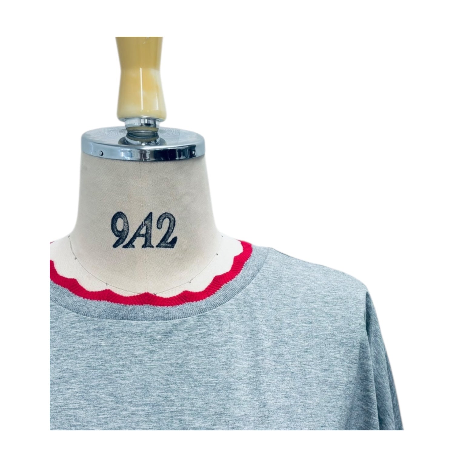 【ayane】襟ぐりニットロゴロンT/816308