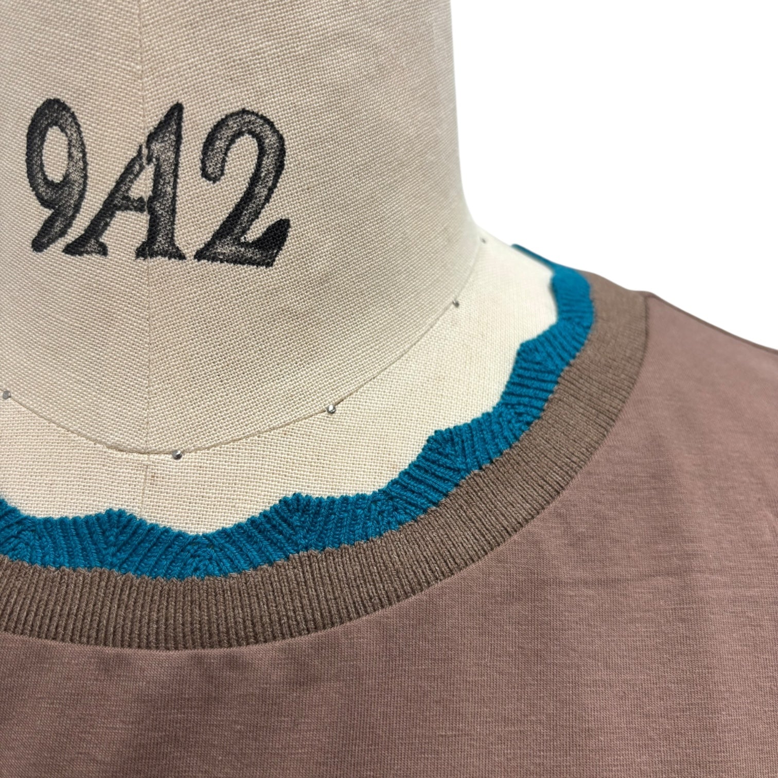 【ayane】襟ぐりニットロゴロンT/816308