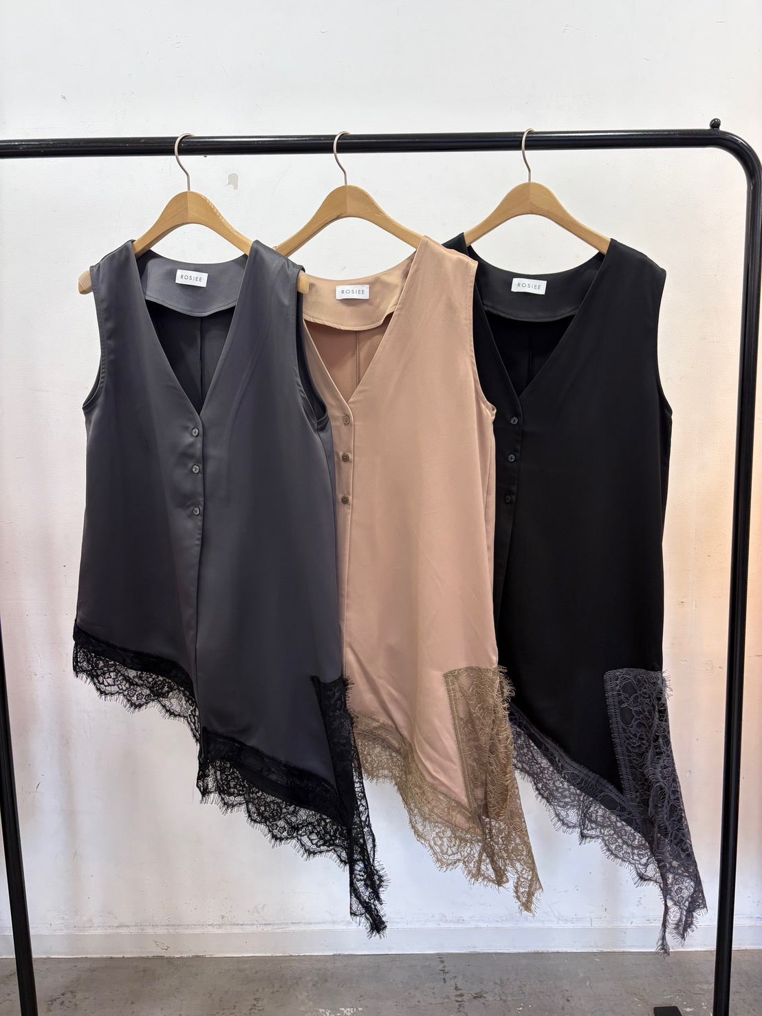 【ROSIEE】アシンメトリーサテンレースジレ/R853240