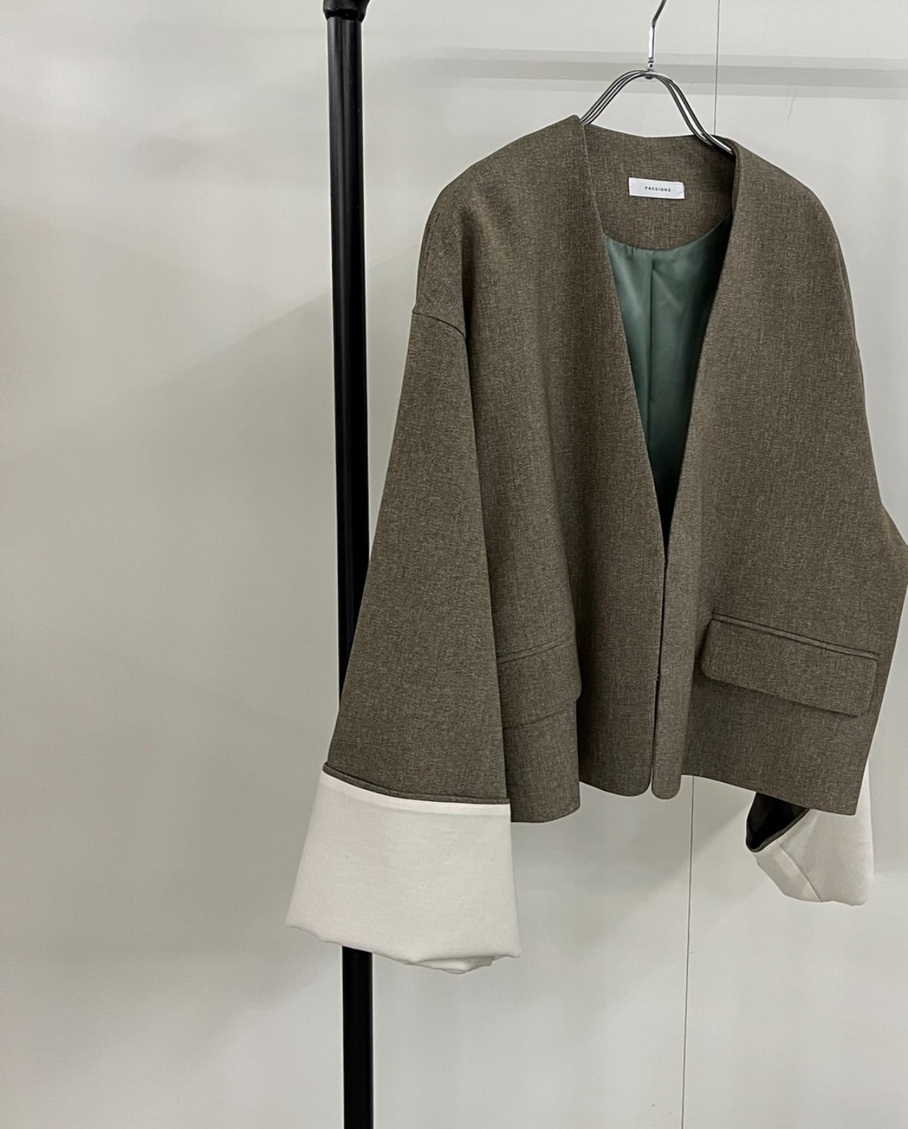 【PASSIONE】デザインノーカラージャケット/536419