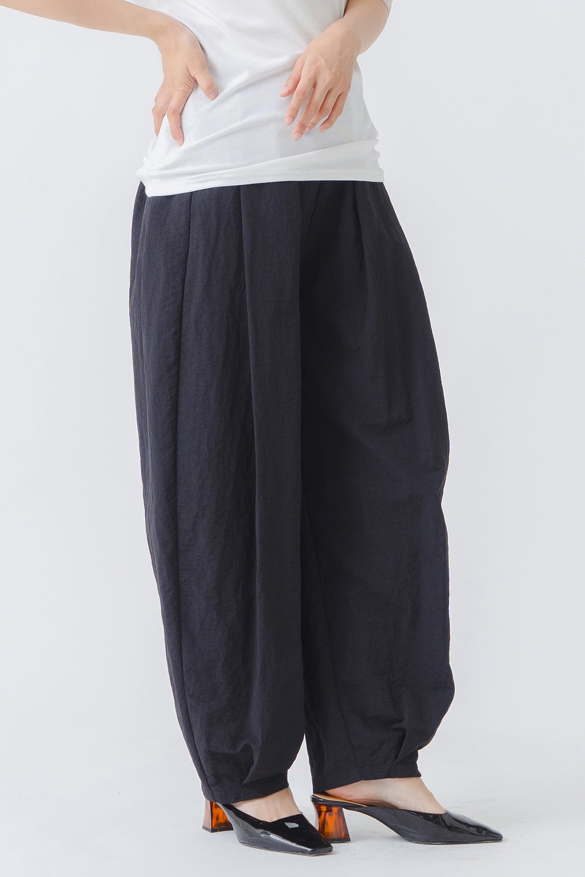 【WHYTO.】タックバレルナイロンパンツ/WHT27HPT4086