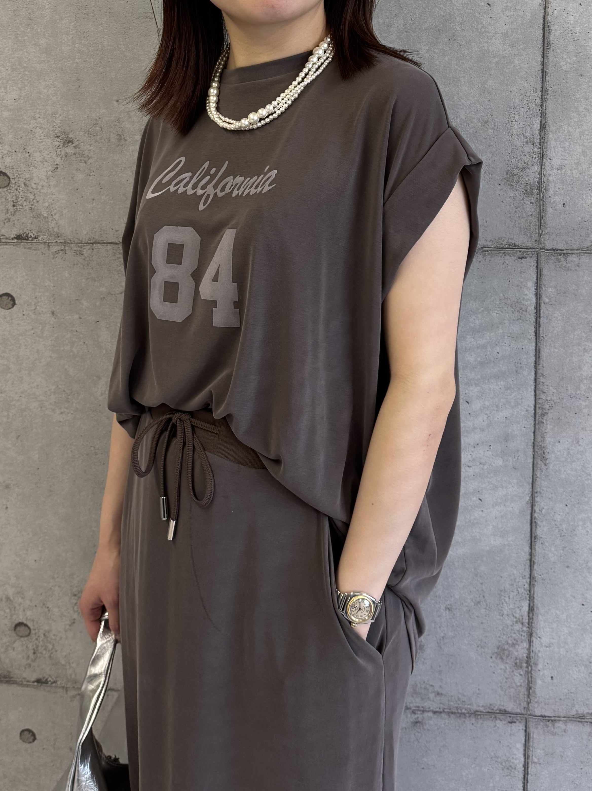 【ROSIEE】ソフトな風合いフロッキー肩タックプリントTシャツ/R810304