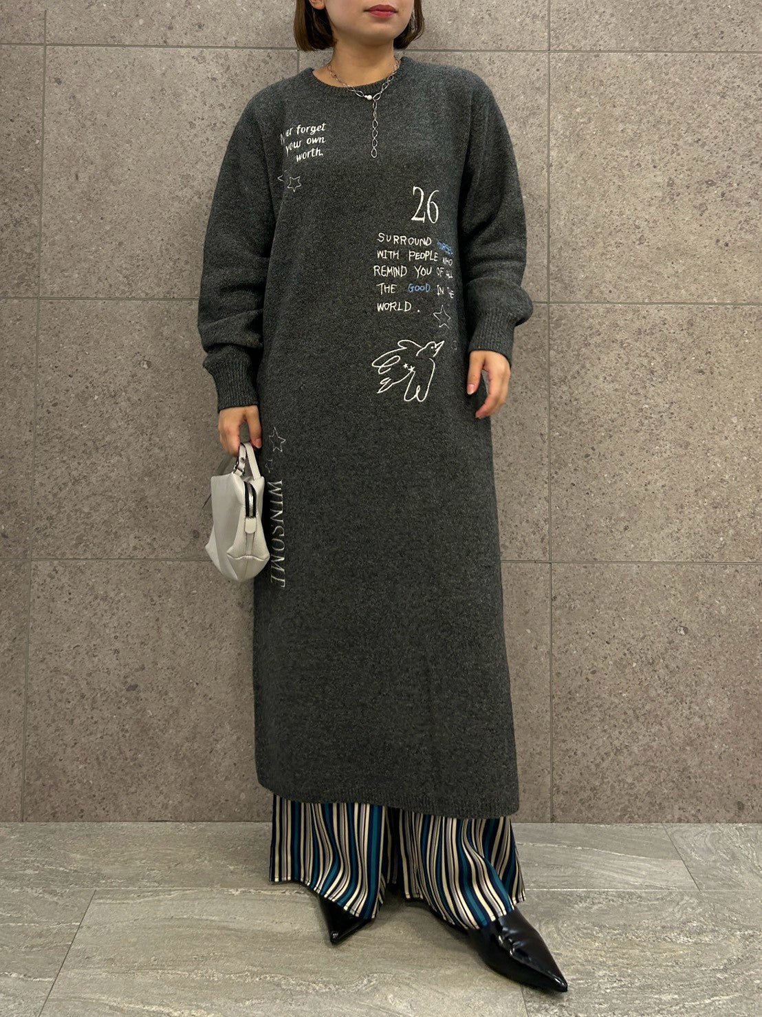 【ROSIEE】レタリング刺繡ニットワンピース/R891203