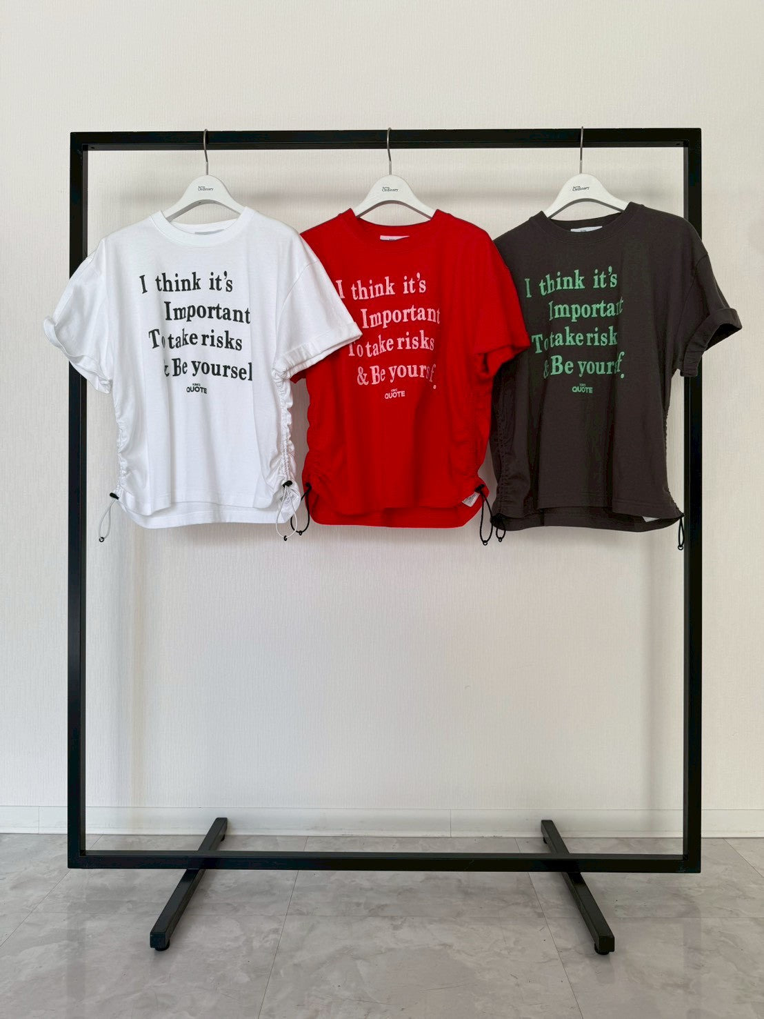 【Ordinary】スピンドルディテールタイポTシャツ/BO26-521T