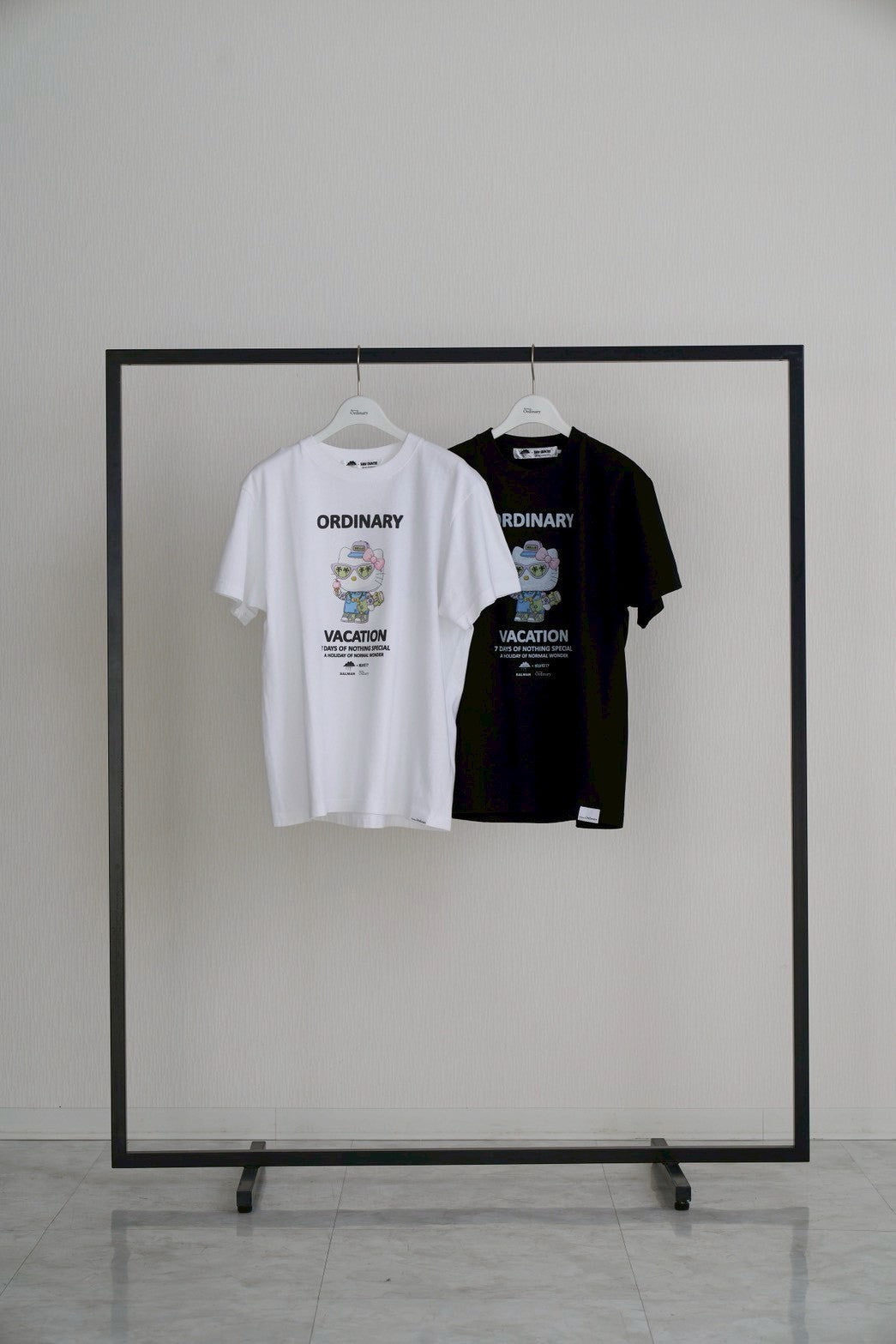 【Ordinary】Ordinaryミーツスリーアーティストコラボレーションズ キティTシャツ/BO26-539T