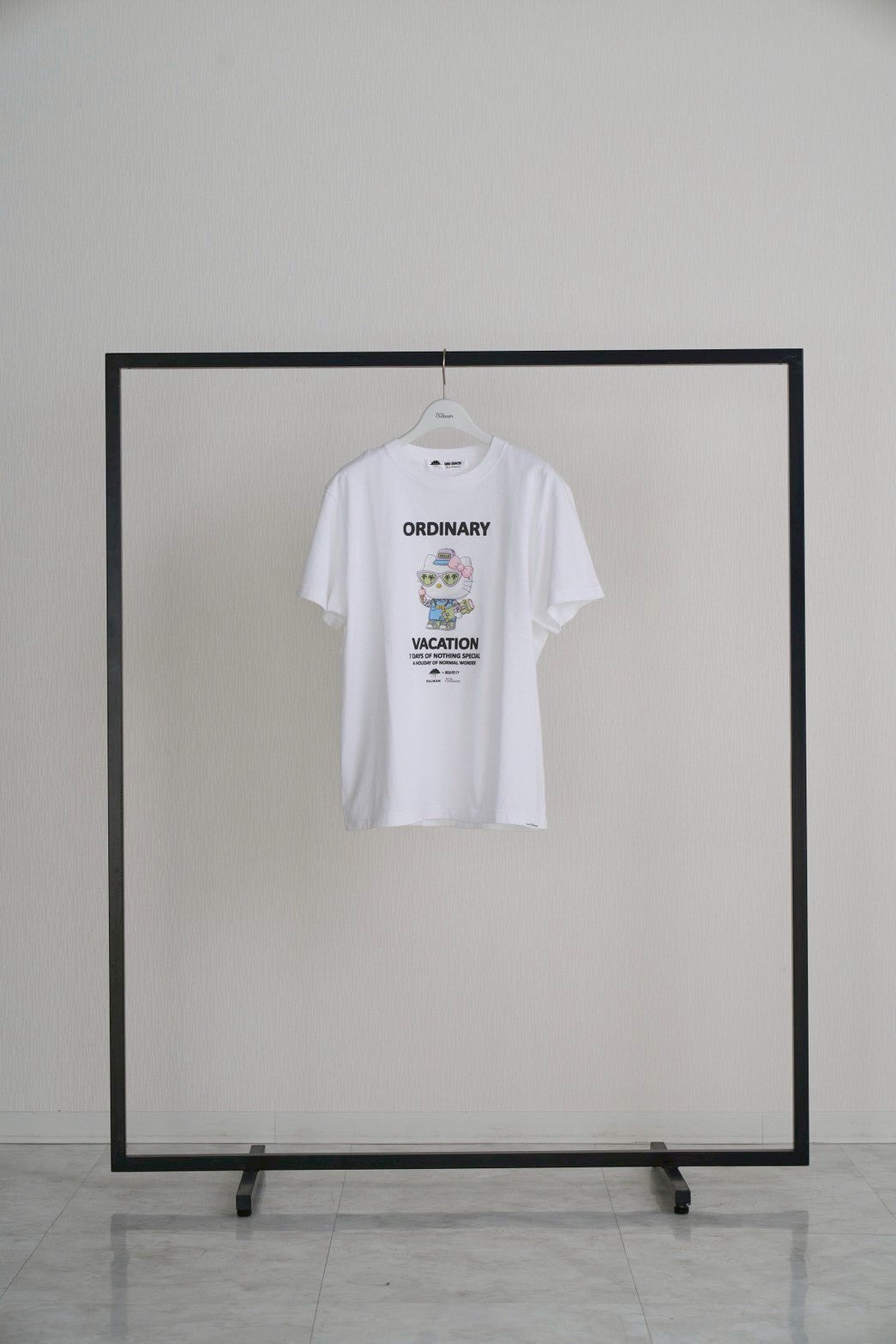 【Ordinary】Ordinaryミーツスリーアーティストコラボレーションズ キティTシャツ/BO26-539T