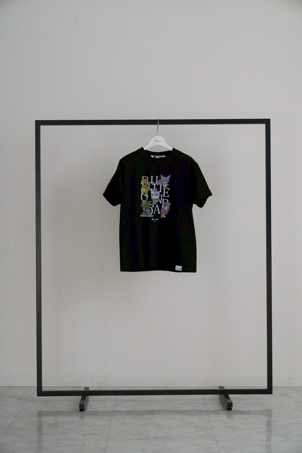 【Ordinary】Ordinaryミーツスリーアーティストコラボレーションズ ランダムタイポTシャツ/BO26-541T