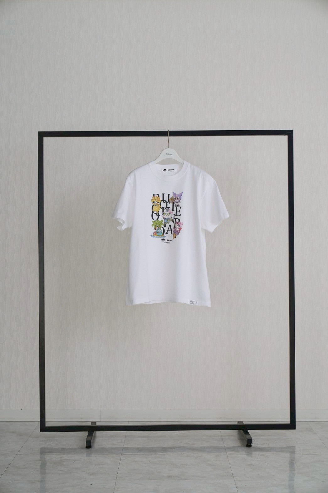 【Ordinary】Ordinaryミーツスリーアーティストコラボレーションズ ランダムタイポTシャツキッズ/BO26-542T