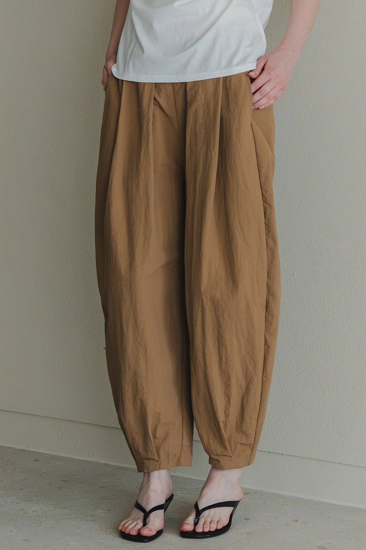 【WHYTO.】タックバレルナイロンパンツ/WHT27HPT4086