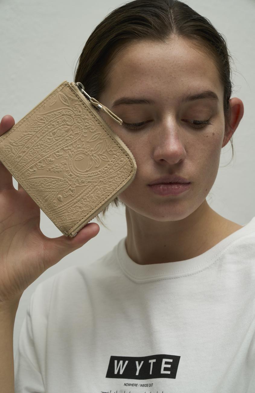 【WYTE】ペイズリーエンボスコンパクトウォレット/11-90392