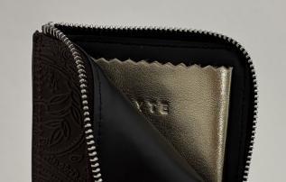 【WYTE】ペイズリーエンボスコンパクトウォレット/11-90392