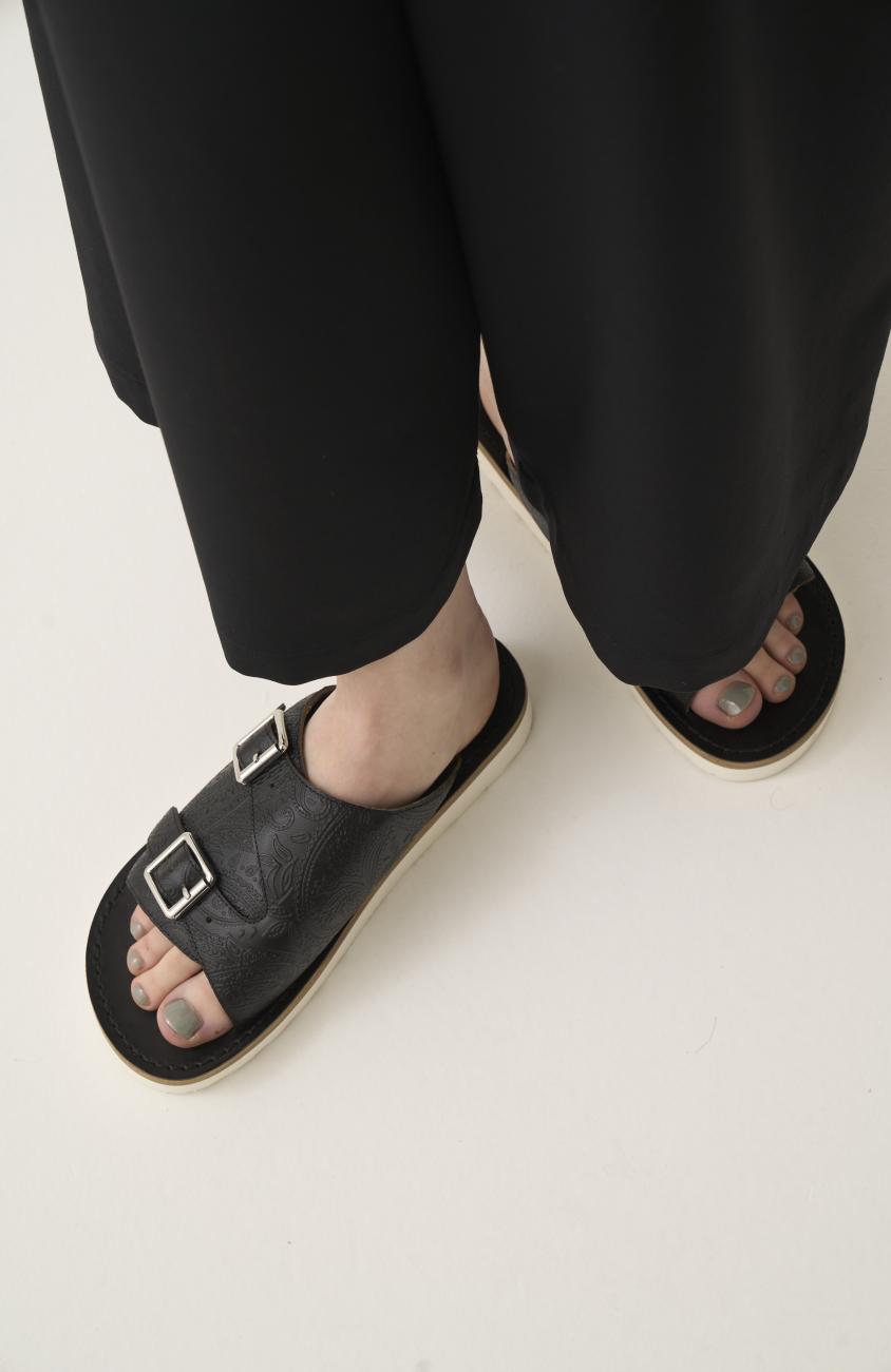 【WYTE】ペイズリーエンボスレザーサンダル/11-90390