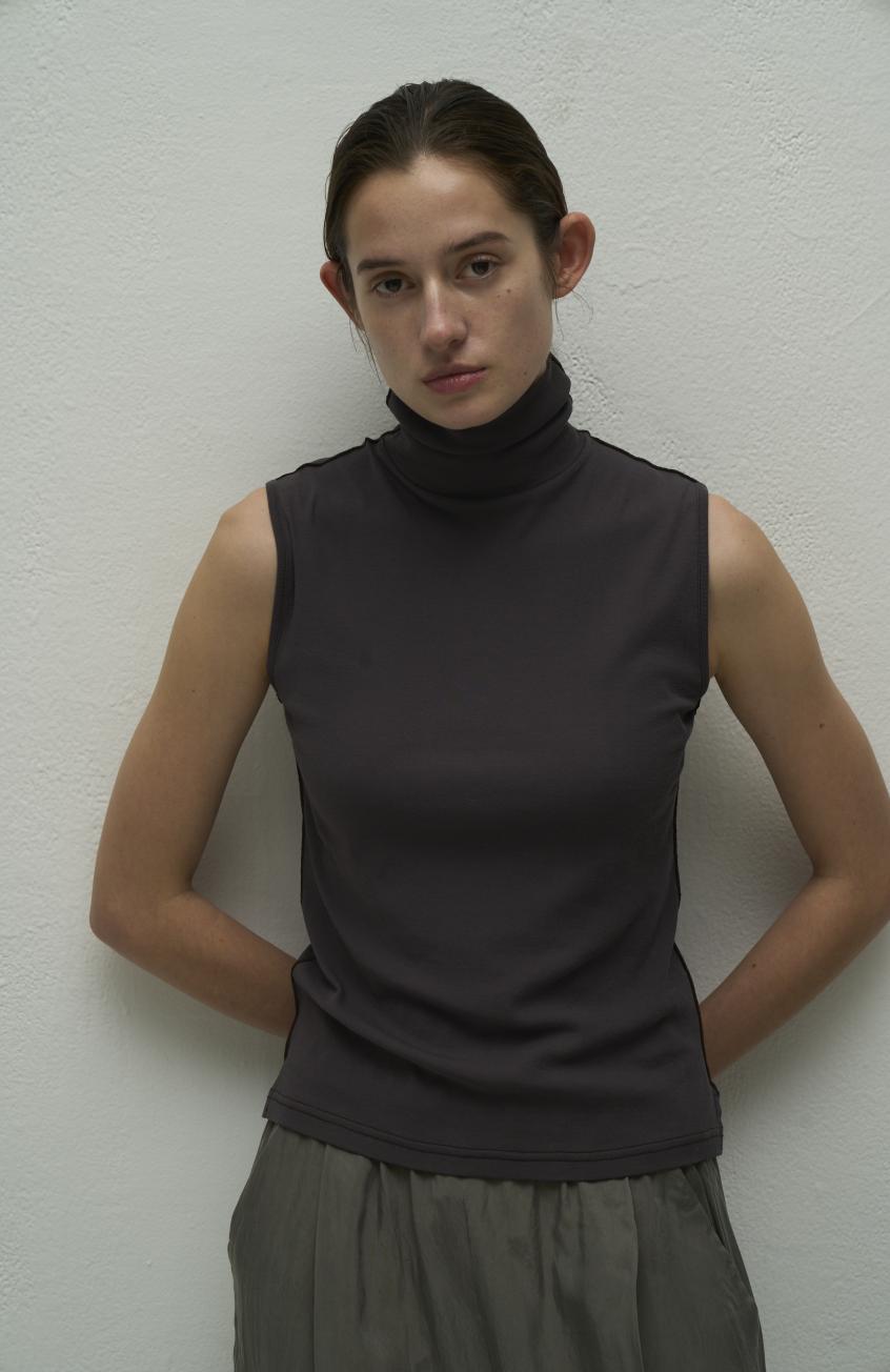 【WYTE】ウェアラブルフロント＆バックスリーブレスハイネックプルオーバー/11-40410